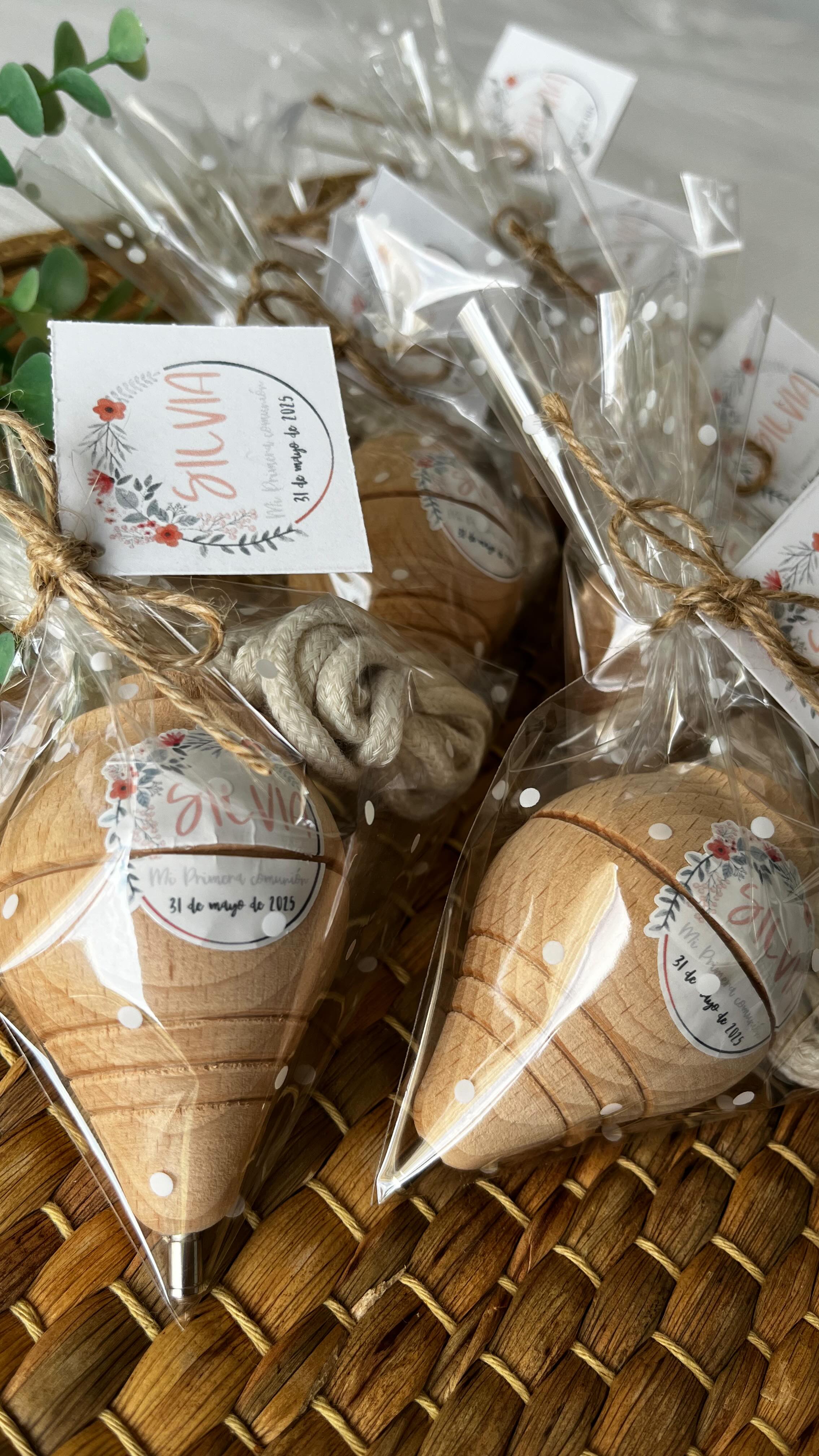 🌟Regalitos de comunión🌟
Cada detalles es importante! También en la preparación del empaquetado 📦
En Ideando Sueños cuidamos tanto la preparación del pedido como si fuera para nuestros propios invitados. 💕
Sabemos la importancia que tienen para vosotros vuestros eventos, y llenamos de cariño cada proyecto para que sea único y especial 💖
¿Os gustan estas peonzas personalizadas?
Si tienes un evento y quieres sorprender a tus invitados con un detalle personalizado, echa un vistazo a nuestra web y elige el que más te guste, nosotros nos encargamos del resto 🥰
#detallespersonalizados #detallesparaniños #comuniones