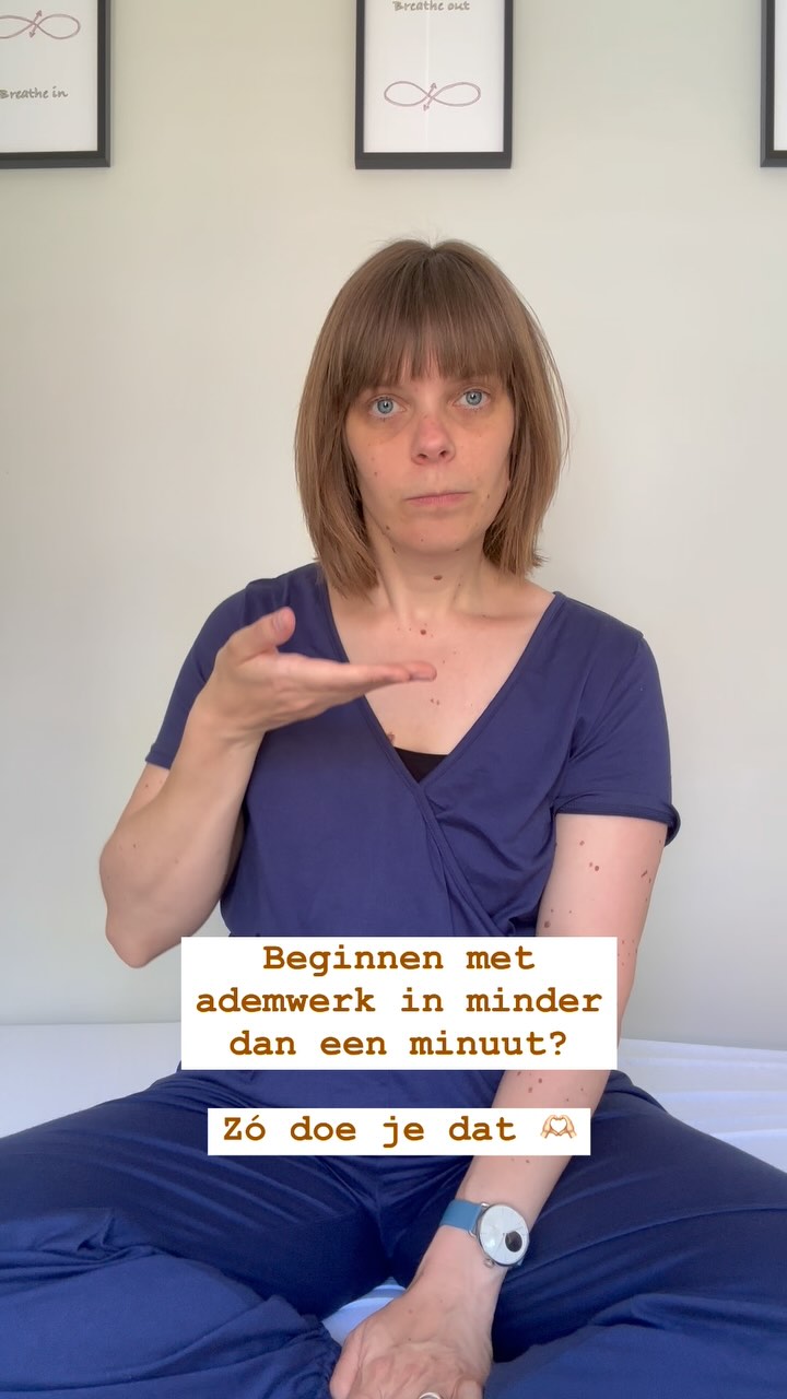 Ja echt, één minuut kan al genoeg zijn.
Om mee te beginnen dan hè. Want ik moet je wel waarschuwen: Als je eenmaal begint met bewust ademen, wil je vanzelf meer 😉
Deze oefening heet ‘de fysiologische zucht’. Een simpele, maar krachtige manier om je zenuwstelsel te kalmeren. Je hebt er minder dan een minuut voor nodig. En dit is hoe je hem uitvoert:
💨 adem diep in door je neus, houd bovenin heel kort vast
💨 neem nog een extra inademing. Deze mag en zal kort zijn!
💨 zucht hem helemaal uit door je mond…
💨 blijf nog eventjes zo zitten en voel wat er veranderd is in jou ☺️
De fysiologische zucht is één van de oefeningen die je vindt in het AdemNoodpakket. Een hele set oefeningen die je helpen om je stress te verminderen en je gevoel van zelfvertrouwen te vergroten. Opgenomen en verzameld op één plek waar jij er altijd snel bij kunt. Voor 33 euro direct in je mail 🫶🏻 Reageer hieronder met een 💨 en dan stuur ik je alle info op.
#ademnoodpakket #nietzweverigweleffectief #ademenontspan #ademoefeningen #ademwerkdriebergen #examenstress
