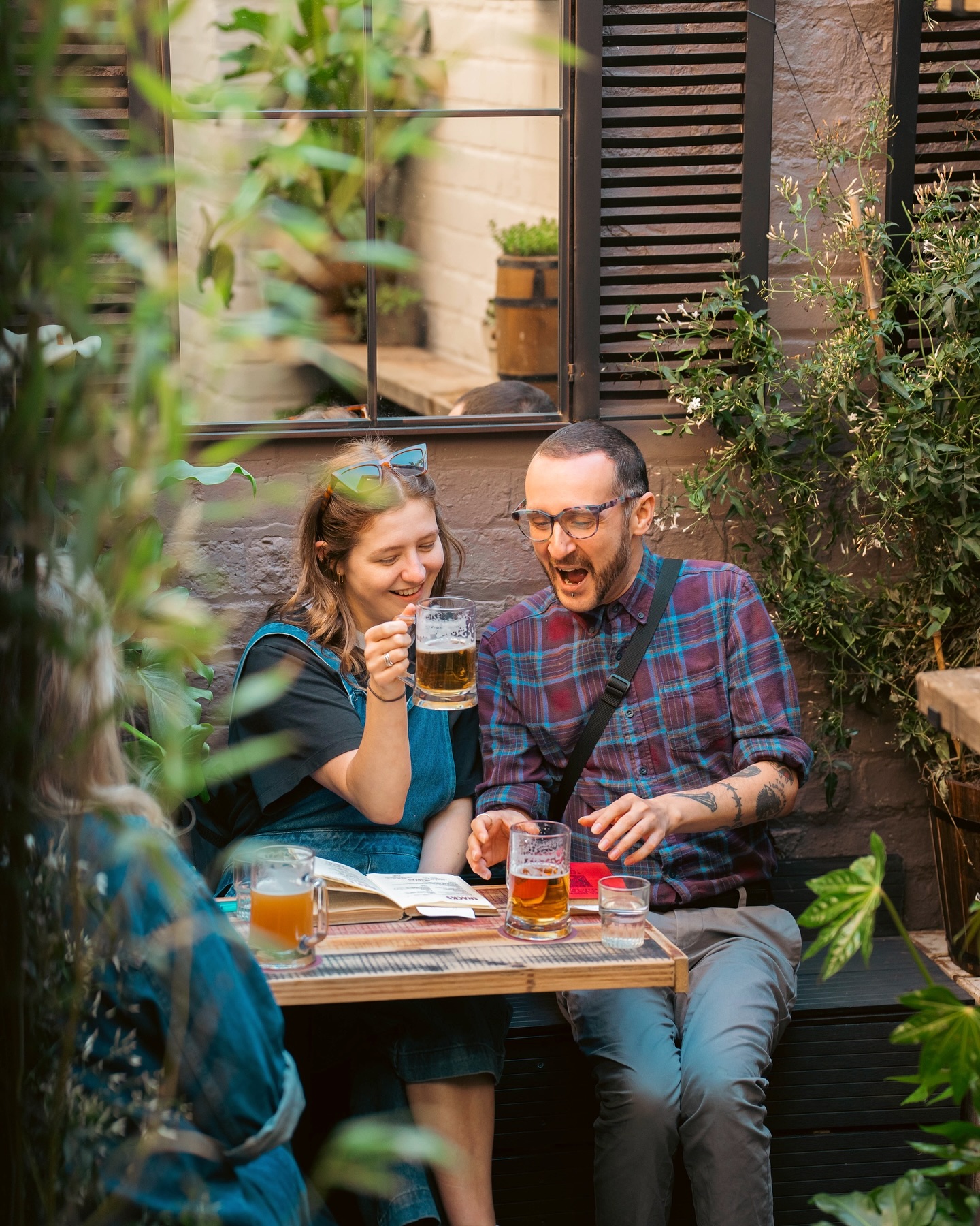 Step into summer at our al fresco garden ☀️🌿🍸
Sip on a crisp and refreshing non-alc ‘Olive Grove’ made with @everleafdrinks Marine & Forest tonic, try out Eddie’s brand new creation the ‘Side Salad’ (made with rocket and cucumber-infused calvados) or maybe sip on our rhubarb infused tequila cocktail ‘El Tio’ .
🗝️ Doors open from 5pm.
#BerryandRye #Alfresco #SecretGarden #Garden #SecretBar #Liverpool #SummerDrinks #NewMenu #ClassicCocktails #Liquor #CraftCocktails