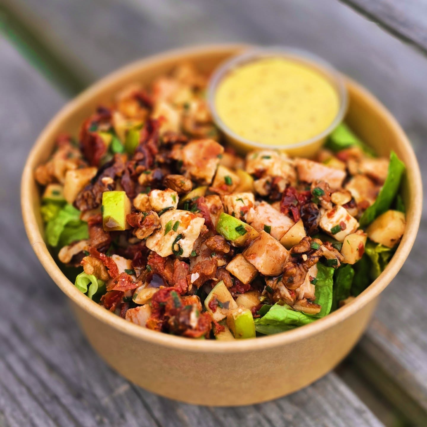 Avec cette belle journée ensoleillée venez goûter notre salade composée de romaine, poulet rôti, camembert, pomme verte, noix, tomates confites et d'une sauce maison à base de graines de moutardes et de miel.
Un vrai régal à déguster partout ⛱️🌞🚲🌅🏕🏡