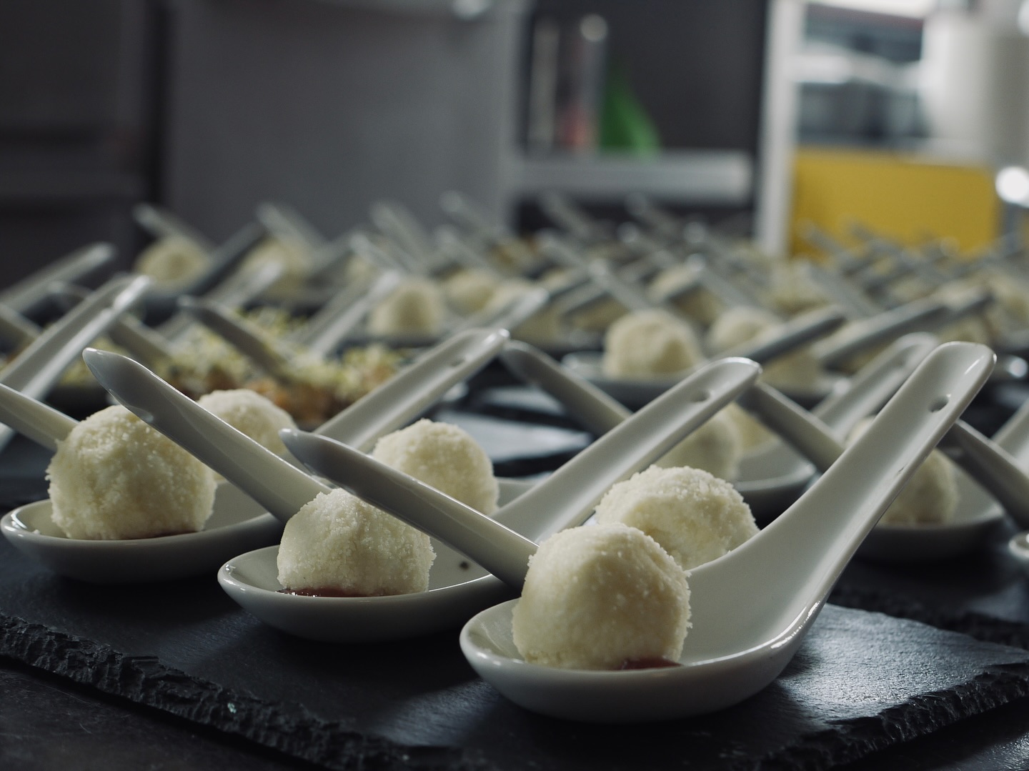 Cada celebración es un arte… y el aperitivo, su primer trazo.
Un brindis, buena compañía y nuestros aperitivos para completar el momento. Cada bocado, un motivo más para compartir.
Los aperitivos son el primer lenguaje del encuentro. En cada uno de nuestros bocados hay una bienvenida: delicada, sincera, inolvidable.
🗓️ Celebra con nosotros.Reserva tu fecha y permitinos ser parte de tus momentos más especiales.