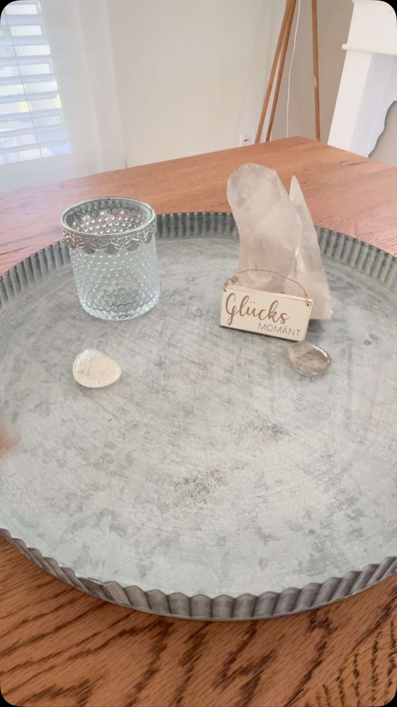 Diese Edelsteinkette wurde mit viel Sorgfalt auf Basis der astrologischen Geburtsdaten zusammengestellt – für einen Jungen mit Sternzeichen Zwilling und Aszendent Skorpion.
Jeder Stein wurde gezielt ausgewählt, um seine Persönlichkeit zu unterstützen: Leichtigkeit, Tiefe, Fokus und innere Stärke – vereint in einem einzigartigen Begleiter.
Ein Unikat – voller Bedeutung.
#SternzeichenSchmuck #Edelsteinkette #ZwillingKind #AszendentSkorpion #Kinderarmband #Edelsteinschmuck #Schutzkette #Herzensgeschenk #individuellerSchmuck #Geburtstagsgeschenk #GeschenkmitBedeutung #AchtsamkeitfürKinder #edelsteinefürkinder