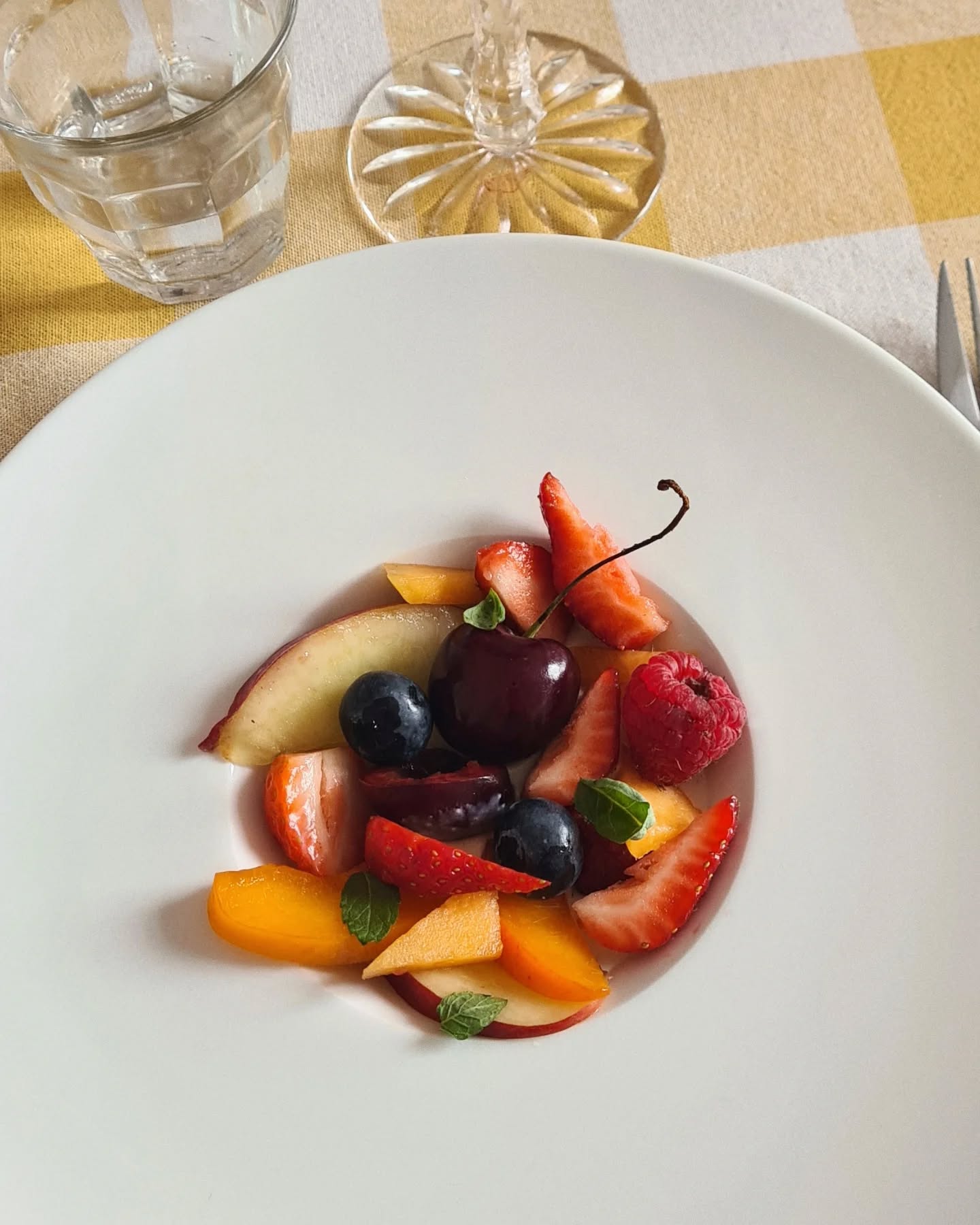 FOOD DESIGN (juin 2024)
Crème vanille / zestes de citron vert / cardamome + fruits
Pour moi la cuisine, le stylisme et le graphisme c'est la même chose : faire des associations textures et couleurs, de l'harmonie, la bonne balance, la qualité, les détails, le petit twist qui fait la différence.
Passion pour les 3 ❤
.
#fooddesign #directionartistique #artdirection #setdesign #saladedefruits