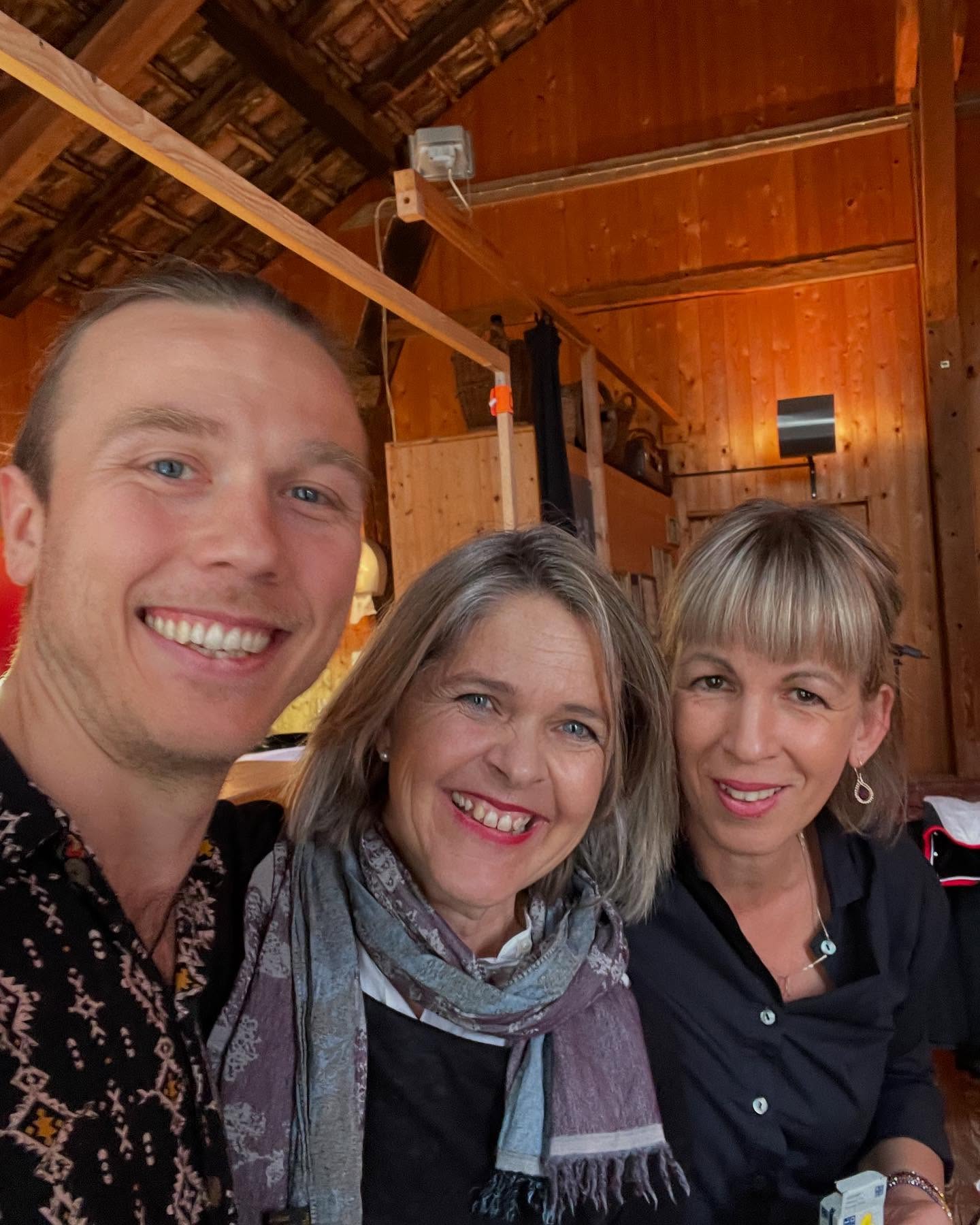 Noch ein paar Impressionen von WINDWÄRTS im @brunnenhof.oppligen!
Danke den aufmerksamen und warmherzigen Zuhörenden! Es ist eine Freude vor so einem Publikum zu erzählen. 🎉 Ein grosses MERCI an Linda und Adrian für die liebevolle Gastfreundschaft mit den blegger feinen Iiklemmte 🥳 und ein riesengrosses MERCISCHEEN an @esther_zimmermann_erzaehlt und @eriksjoholmofficial, ihr wart einfach SUPER! 🤗