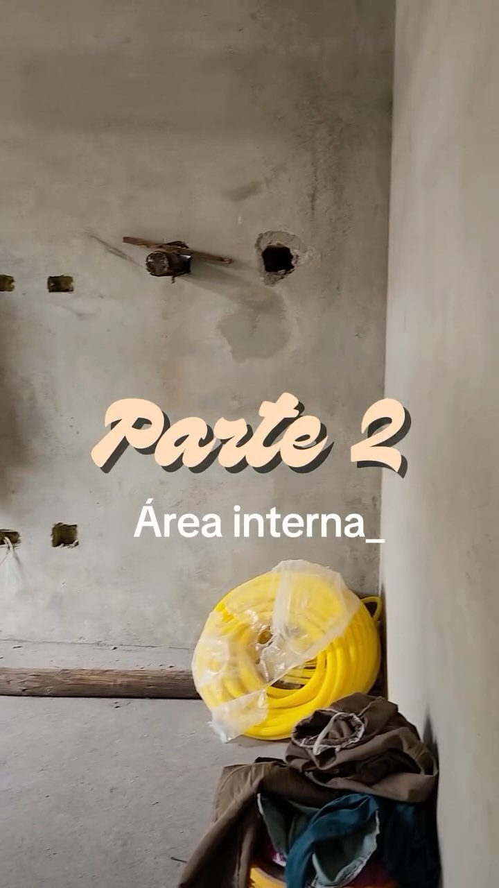 Esta é a parte 2 do projeto da casa em Hanga Roa, um refúgio no litoral norte de São Paulo pensado para receber com elegância e praticidade.
A família proprietária adora receber, por isso, os ambientes foram projetados para serem amplos, acolhedores e, ao mesmo tempo, fáceis de manter no dia a dia.
Cada ambiente reflete o equilíbrio perfeito entre estética e funcionalidade. Para criar essa atmosfera, cada detalhe foi cuidadosamente escolhido.
✨ Ar-condicionados: @multitermica
✨ Piso e revestimentos: @portobelloshopzonanorte
✨ Louças e metais: @zn_lojaobrafacil
✨ Bancadas dos banheiros e área gourmet: @maisrevestimentos
✨ Planejados impecáveis: @bontempogabriel
✨ Mobiliário, tapetes, cortinas e papel de parede: @studiozuhausedecor
✨ Plantas preservadas que trazem vida aos ambientes: @mamaflorasp
✨Quadros que transformam e trazem cor aos espaços: @artepropria_oficial
Gostou de acompanhar mais um capítulo desse projeto? Deixe nos comentários qual espaço você gostaria de ver em detalhes!