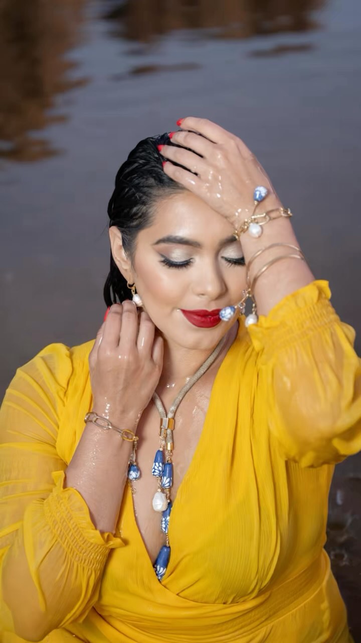 We said our makeup was Waterproof 💧and she really put it to the test!!! Spoiler alert, we Passed! ✔️✅
Artist @bellawithcarmen
Client @veronicaquinterotv for @itziaartistry
•
#mua #makeup #beauty #tips #tricks #beautytips #womenowned #fyp #eyemakeup #lashes #contour #beforeandafter #phoenixmakeupartist #phoenixmua #arizonamakeupartist #arizonamua #arizonabrides #bridalmakeup #brides #makeupclasses #makeuptutorial #hair#makeuplooks #bellamakeup #teambellamakeup