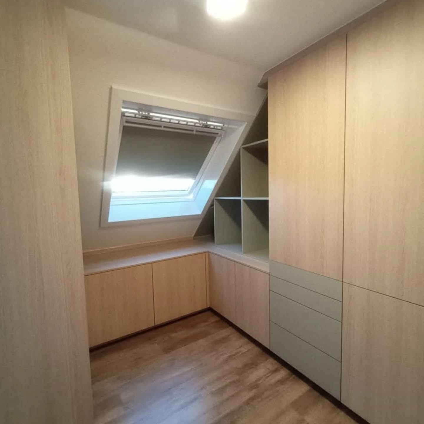 Onlangs plaatsten we deze prachtige dressingkasten!
De klant koos voor een mix van eik puur met saliegroene accenten. Dit geeft een fris, lichtrijk en rustig gevoel. Wat ons betreft een zeer mooie combinatie!
Ook op zoek naar nieuwe kasten? Contacteer ons gerust voor een vrijblijvende offerte.
#kasten #dressing #dressoirkasten #maatwerk