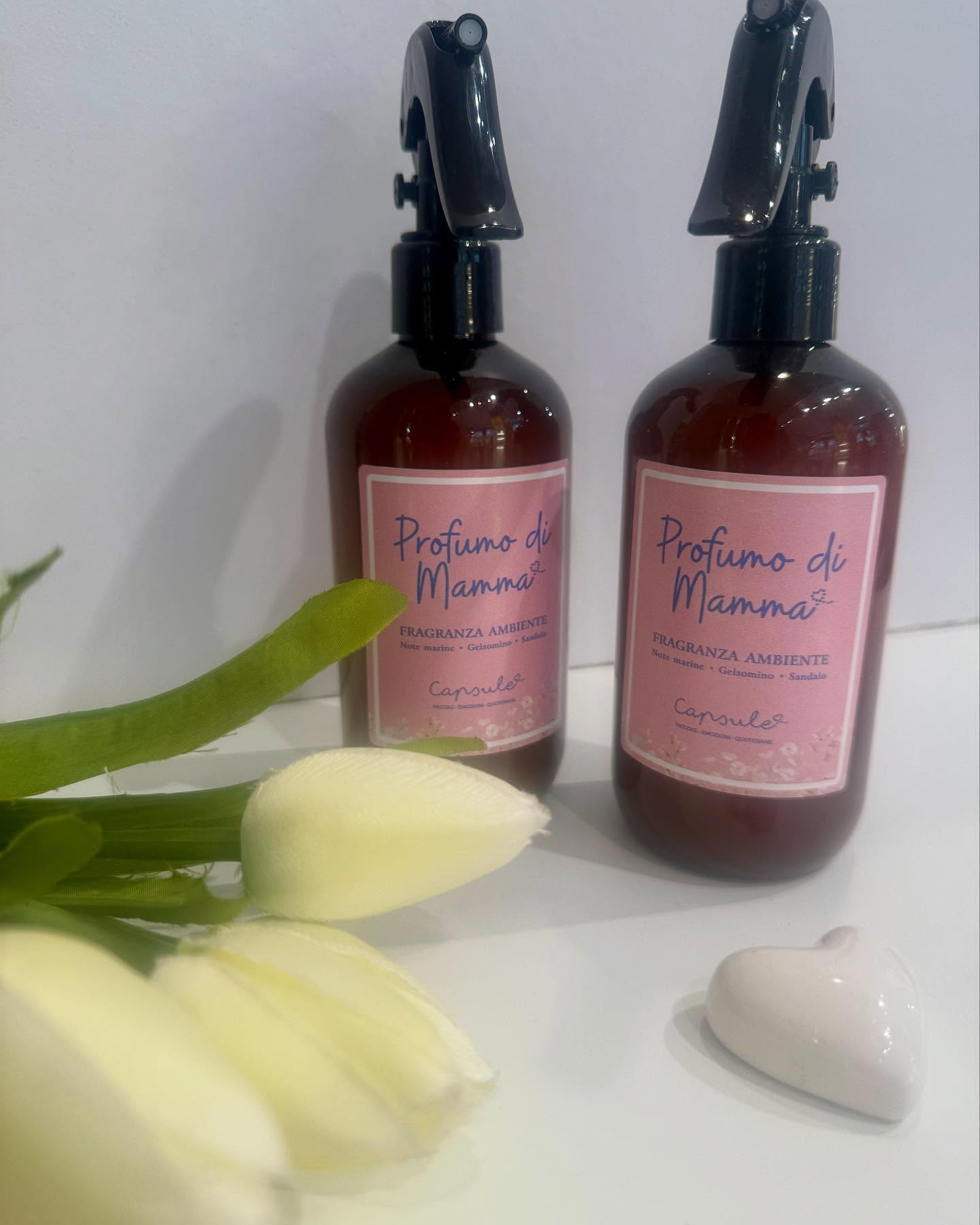 “𝗣𝗿𝗼𝗳𝘂𝗺𝗼 𝗱𝗶 𝗠𝗮𝗺𝗺𝗮”🤍
.
.
Il primo di un meraviglioso progetto nato per regalare tante piccole emozioni…..
.
.
Spray ambiente super concentrato con note marine, gelsomino, sandalo e vetiver🌸
.
.
Una coccola da regalare alla Mamma non solo in occasione della sua festa, ma ogni giorno……
.
.
300 ml, con nebulizzatore, bottiglia in pet.
.
.
Scoprilo in negozio o su www.capsulerovereto.it
.
.
Progettazione grafica @moschini.adv
.
.
#capsulerovereto #piccoleemozioniquotidiane #sprayambiente #profumo#mamma#regalo#festadellamamma #love