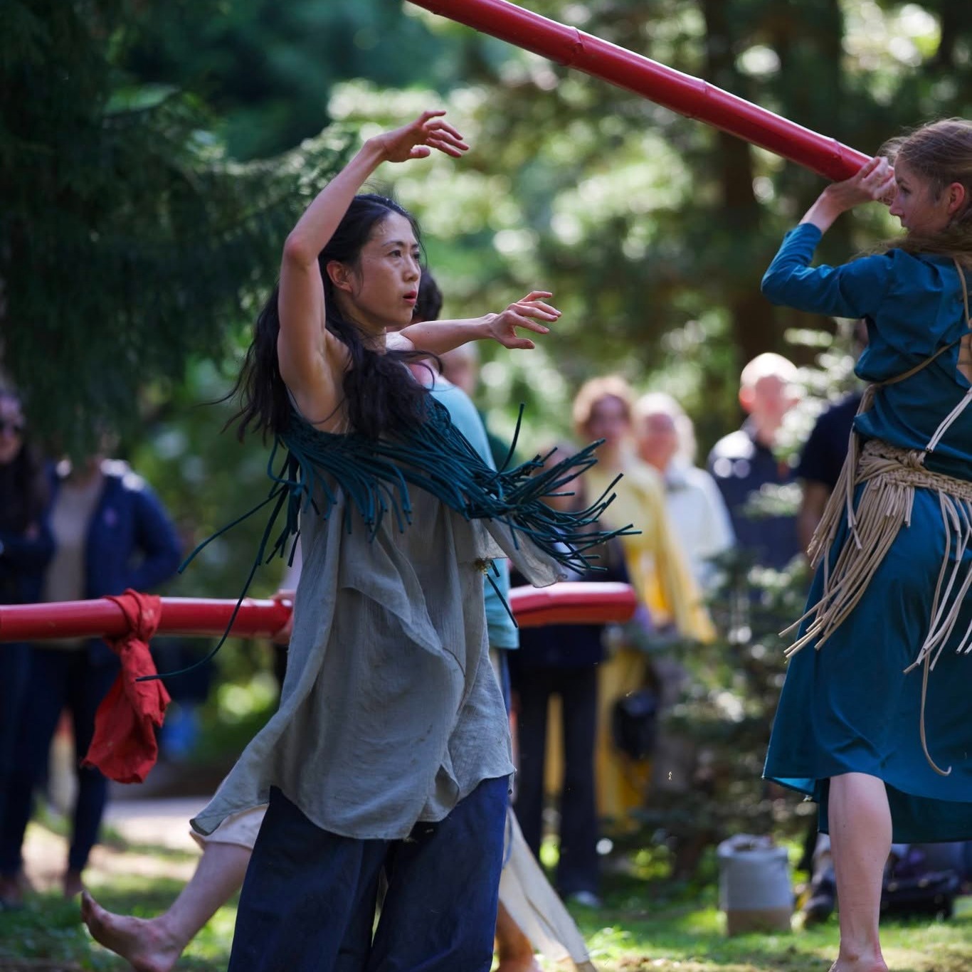 We are incredibly honored to announce that @kyrie_oda receive this year’s Gothenburg City Cultural Award as a choreographer and a dancer!✨
PA× Performing Arts Multiplied visar dansföreställningen EKON GENOM TIDEN i Sverige och Japan
"En levande väv av rörelse och minne där uråldriga ritualer och samtida dans flätas samman över generationer. När dansare och publik rör sig tillsammans i denna ständigt föränderliga ritual bevaras inte bara traditionen – den återföds och ekar genom kroppen, jorden och själen"