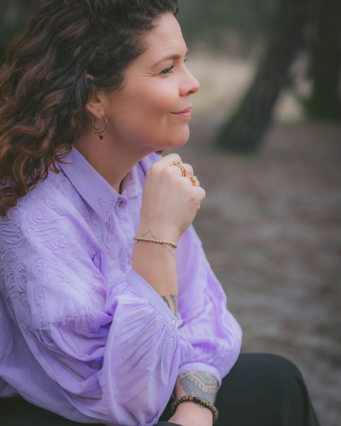 In mijn vorige post vertelde ik je over het effect van te hoog cortisol, maar wat ik nog niet heb gedeeld, is het tegenovergestelde: te laag cortisol.
En dat is helaas iets waar ik zelf heel goed over mee kan praten…
Te laag cortisol ontstaat vaak als gevolg van langdurige stress.
Als je lichaam te lang ‘aan’ heeft gestaan, raken je bijnieren uitgeput. Ze kunnen dan niet meer voldoende cortisol produceren om je lijf in balans te houden. En dát is het moment waarop je instort. Letterlijk.
Dat gebeurde bij mij eind 2019.
Ik kon he-le-maal niks meer. Uitgeput, huilend op de bank of in bed. Geen energie, geen motivatie, geen behoefte aan contact. Mijn lichaam trapte keihard op de rem en riep: “STOP!”.
Alsof alles ineens werd uitgezet.
En toen het fysiek ietsje beter ging… kwam de échte klap: een flinke depressie.
Geen licht, alleen maar donker.
Het duurde ontzettend lang voordat ik ook maar een glimp van het einde van die tunnel zag.
Ik was mentaal en lichamelijk volledig op.
Alles was een opgave. Alles voelde zwaar.
Ik voelde constante onrust en intens verdriet in mijn lijf, alsof ik gevangen zat in mezelf.
En weet je? Op dat moment had ik nog he-le-maal geen idee dat dit met mijn cortisol te maken had.
Laat staan wat ik eraan kon doen.
Via bioresonantie ontdekte ik dat mijn cortisolspiegels extreem laag waren.
Mijn lichaam had geen reserves meer. Alles draaide alleen nog op overleven.
En dat was het moment waarop ik mezelf beloofde:
ik ga uitzoeken hoe dit zit, en ik ga dit omdraaien.
En dat deed ik.
Stap voor stap. Met vallen, opstaan, opnieuw kiezen, rouwen, loslaten en leren voelen.
Ik dook in voeding, leefstijl, ontspanning, ademhaling, zachtheid en grenzen...
Alles wat ik in die jaren leerde, pas ik nu dagelijks toe, bij mezelf en tijdens mijn werk.
Want dit is waarom ik doe wat ik doe.
Omdat ik weet hoe het voelt als je lijf je in de steek laat.
En omdat ik ook weet dat je eruit kunt komen.
Lees verder in de comments!
#burnout #laagcortisol #cortisol #stress #leefstijl #voeding #hormonen #gezondheid #bijnieruitputting #bijnieren #gezondeten #stressreduction #stressreductie #mijnverhaal #hormonenuitbalans #voelen #zelfontwikkeling #leiderschap