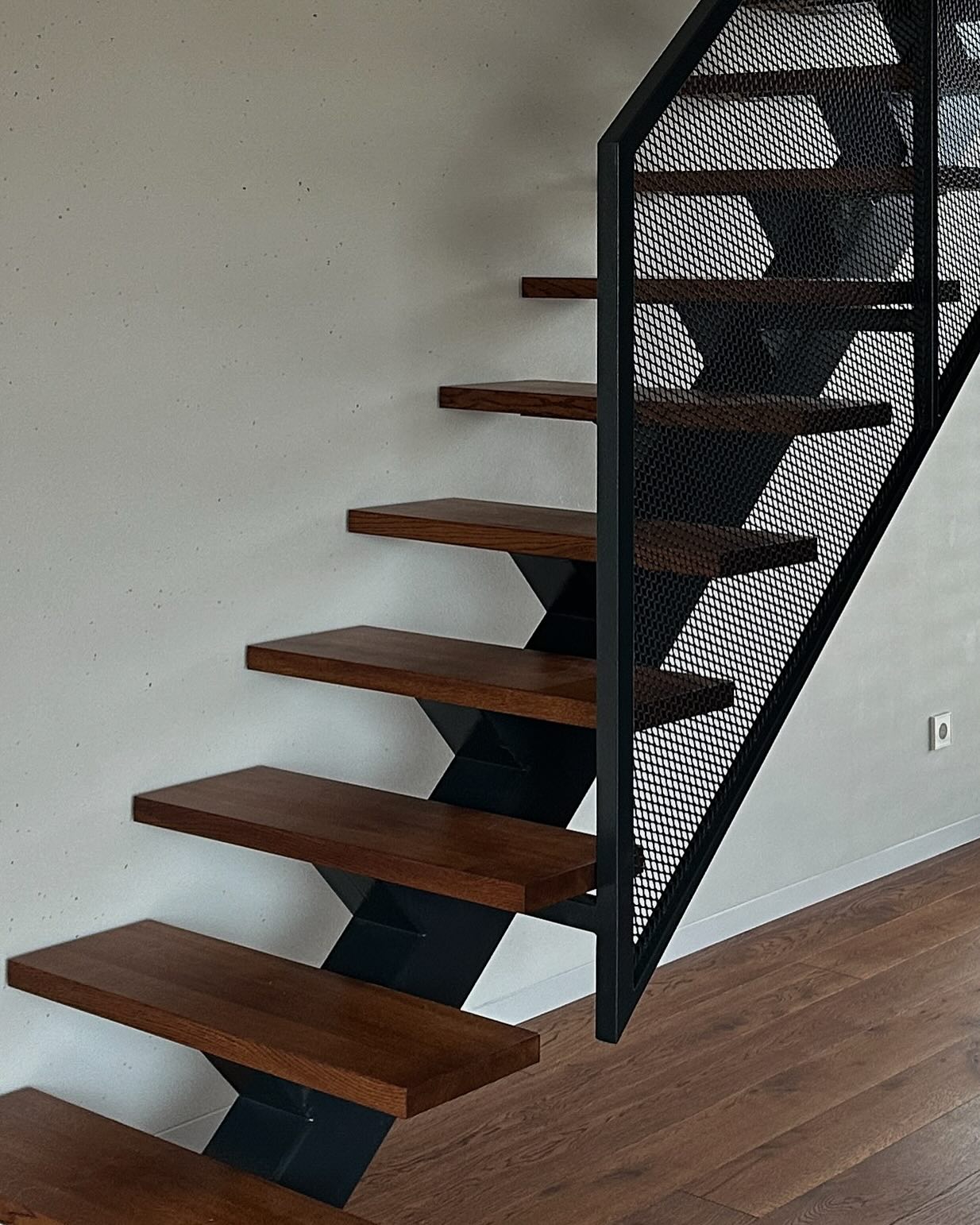 Pilnas laiptų projektas. Šiame projekte įgyvendinome visus architektų lūkesčius, atlikome papildomą laiptasijos įtvirtinimą į sieną, kad konstrukcija būtų stabilesnė. #vilniaustureklai #tureklai #pako…