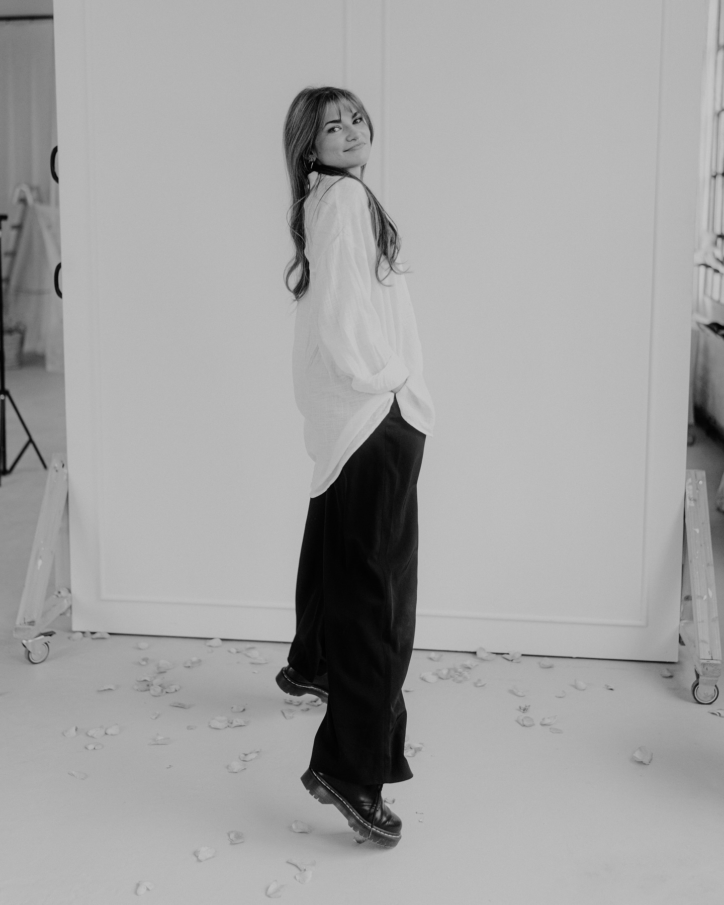 Kurzes Lebenszeichen aus meiner Social-Media-Versenkung 👋
Aktuell bin ich ein bisschen still hier – nicht, weil nichts passiert, sondern weil ich gerade eher im echten Leben als in der App unterwegs bin. 😅
Manchmal braucht’s einfach eine Pause vom ständigen Posten, Scrollen und Story-Drehen. Ich bin gerade mehr im „Sein“ als im „Teilen“ – und das fühlt sich ziemlich gut an.
Also kein Grund zur Sorge – ich lebe noch, träume viel, arbeite an schönen Projekten und komme bald mit neuem Schwung zurück. ❤️