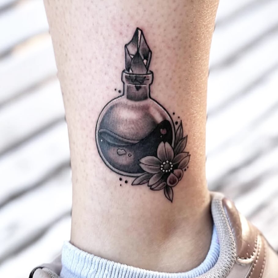 @space.kook getting down on some nice detail work with black and gray⦠Heās really coming along in his apprenticeship! He has time available, at a very affordable price! Hit them up!
#Apprentice #ApprenticeTattoo #ApprenticeTattoo #Albuquerque #AlbuquerqueTattooArtist #Albuquerque #AlbuquerqueTattooShop #Tattoos #Learning #