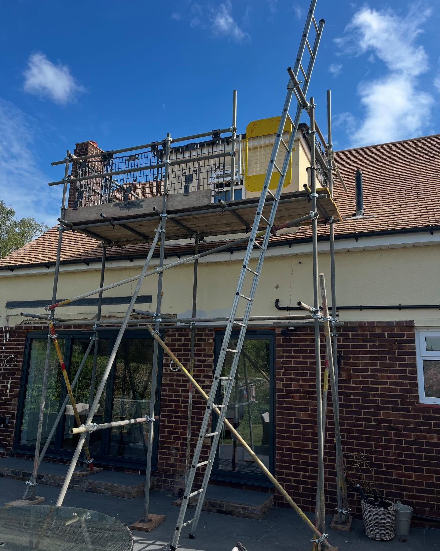 ⭐️13FT tower erected recently in Chelmsford so our valued client can hack off the old render from the dorma and apply a new updated render finish⭐️
