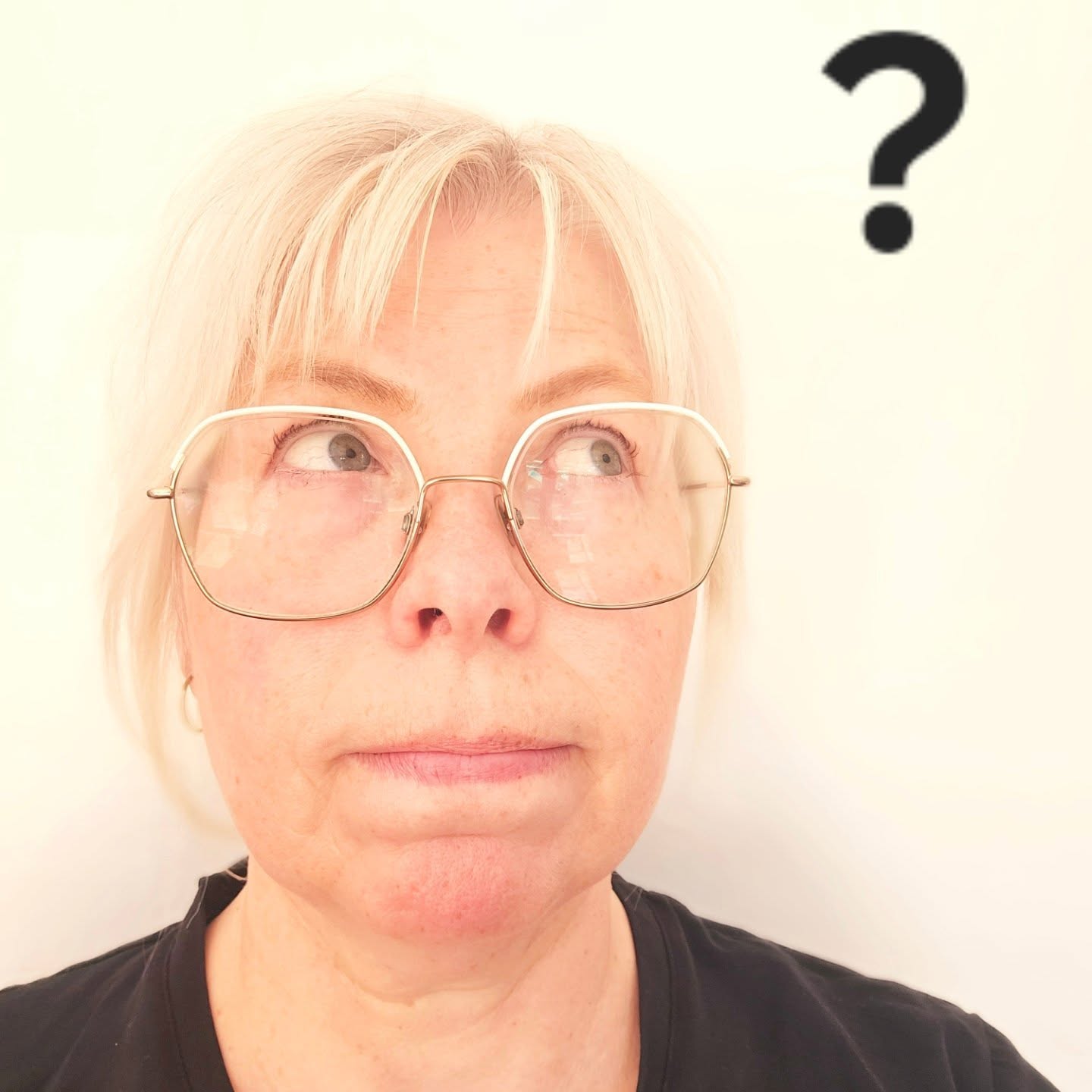 Warum Taylor Swift mehr Fans hat als ich!🤓
Ich singe für mein Leben gerne! Laut. Meistens falsch und extrem schräg. Ganz zu schweigen von meiner Stimme. Das ist aber völlig o.k, solange ich nicht glaube, so gut zu sein wie Taylor Swift zum Beispiel. Ginge ich mit dieser Selbstüberschätzung auf die Bühne, käme - ausser ein paar Freunde aus Mitleid - garantiert niemand. Warum auch? Meine Singerei schlägt Menschen eher in die Flucht!🏃🏼♀️
So ergeht es übrigens auch Maklern, die glauben, Home Staging selbst machen zu können. Nur leider fehlt es hier oft an der nötigen Selbstreflektion. Sie gehen mit ihrem Sessel, einer Pflanze und was ihnen sonst noch unter die Finger kommt in eine Immobilie und denken, dass sie nun Atmosphäre und Emotionen geschaffen haben und sind auch noch stolz auf ihre schlechte Leistung. 👎🏻
Die Kunst einer professionellen Leistung, liegt in erster Linie am Talent und am Können sowie der Fähigkeit, beides richtig einzusetzen. Ausserdem dem Vorsatz, die beste Perfomance die möglich ist, hinzulegen und dabei sein ganzes Know How einzusetzen.👌🏻
Alles andere ist schnell etwas hinfuschen, ohne zu wissen, was man da eigentlich tut. Ohne Rücksicht auf die Interessen derjenigen, die man ansprechen möchte. 🤦🏼♀️
Darum ist es sinnvoller, mit professionellen Home Stagern zu arbeiten, anstatt es selbst zu versuchen und definitiv besser zu einem Taylor Swift-Konzert zu gehen, anstatt mir zu lauschen (auch wenn's billiger wäre) 🥳
#homestaging #homestagingprofessional #immobilienpräsentation #immobilien #immobilienverkauf #immobilienmarketing #immopreneur #Bonn #rheinsiegkreis #köln