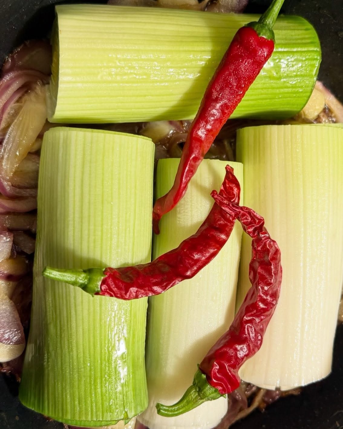 Spring is in full bloom, and so is this pan.
Crispy green leeks sitting on top of caramelized onions, with fiery little peppers waiting to join the flavor party 🌶️. Layered, sizzling, and just moments away from slow-cooked perfection. Fresh, bold, and full of spring energy. 🌿 #YallaMarVa
#SpringVibes #InSeason #ColorOnTheStove #EatTheRainbow #PlantBasedChef #PrivateChefLife #SlowCooked #VeganEats #SizzlingVeggies #FreshAndFiery #LeekLove #FarmToTableChef #ChefAtHome #CaramelizedOnions #KitchenAesthetic #FoodInspo #HomeCooking #ViralRecipe #TikTokEats #ReelsTrending #FoodieVibes #CleanEating #GourmetVibes #SeasonalCooking #SpicyFood #WellnessKitchen #ChefMode