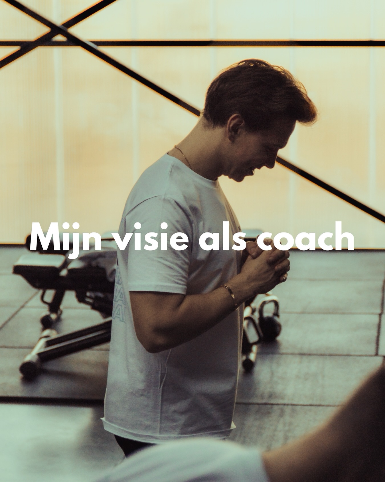 Iedereen wil zich beter voelen.
Sterker, energieker, zelfverzekerder.
Dat bereik je met een aanpak die ruimte laat voor balans. ⚖️
Ik geloof niet in zwart-wit denken of strakke regels,
maar in de kracht van consistentie.
Want coaching gaat voor mij niet over perfectie.
Wél over groei. Op jouw tempo. ⏳
Duurzame verandering. 🌱
We bouwen aan gewoontes die bij jouw leven horen.
Want coaching is maatwerk: geen one-size-fits-all.
Menselijk. Duidelijk. Volledig op maat. 🤝
Ik wil begrijpen wie jij bent.
Waar je vandaan komt.
Waar je naartoe wil.
En wat je écht nodig hebt.
Luisteren. Aftoetsen. Afstemmen. ✅
Een aanpak die je kunt volhouden,
zonder dat het voelt als een opgave.🔒
✨ Benieuwd of we een match zijn?
☕️ Let’s grab a coffee – ik luister graag naar jouw verhaal. 🫶