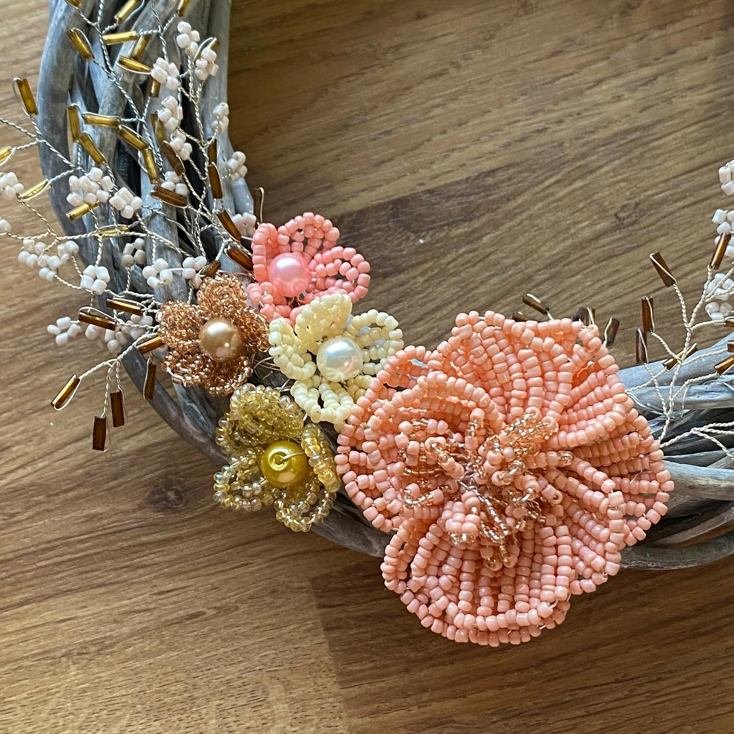 The newest Beaded Garden wreath making kit is now out! Gorgeous dusky pink peony and blossom flowers in pink, gold, cream and sparkling rose gold. Sprays of gold and dusky brown ferns and cream gypsophila to finish off. Stunning!
#wreathmaking #wreath #beadedflower #beadedflorals #beadedwreath #thebeadedgarden #craftkit #craft #craftastherapy #craftersgonnacraft #craftedwithlove