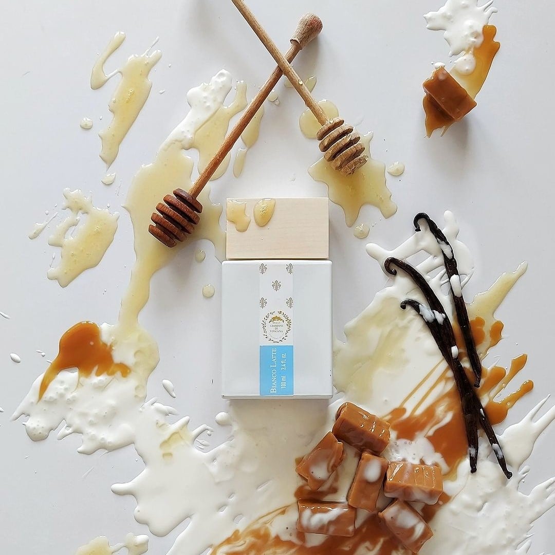Scopri l’essenza della Toscana con Bianco Latte Il profumo che cattura la freschezza dei campi toscani, la dolcezza dei fiori e la cremosità del latte. Bianco Latte di Giardini di Toscana è un’emozione olfattiva che ti avvolge in una carezza delicata, perfetta per ogni momento della tua giornata.
🌸 Un bouquet che racconta la tradizione e la natura, con note morbide di latte, fiori bianchi e una base di muschio, per un profumo che incanta senza mai essere invadente.
Scopri il nostro viaggio sensoriale tra i colli toscani e lasciati conquistare da questo profumo unico, disponibile solo da Profumeria Lorenzi.
💫 Visita il nostro negozio a Milano o ordina online! su www.profumerialorenzi.shop
#ProfumeriaLorenzi #GiardiniDiToscana #BiancoLatte #ProfumoDiToscana #LuxuryFragrance #ProfumeriaDiNicchia #BeautyExperience #MadeInItaly #Fragrances #BeautyLovers #PerfumeLovers #Milano #botteghestorichemilano