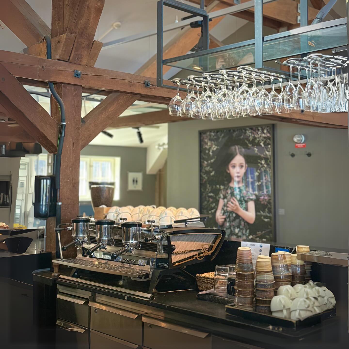 Konst, Design och en Vacker Plats - något att både se och smaka på. Den unikt designade Kees Slim Jim kompletterar @fotografiska.stockholm miljö perfekt, där kaffebaren är lika omsorgsfullt kurerad som utställningarna.
Vi är stolta över att samarbeta med en så inspirerande plats.
#designmeetsfunction #photography #espresso #keesvanderwesten #espresso #coffeedesign #artofcoffee #coffeeculture