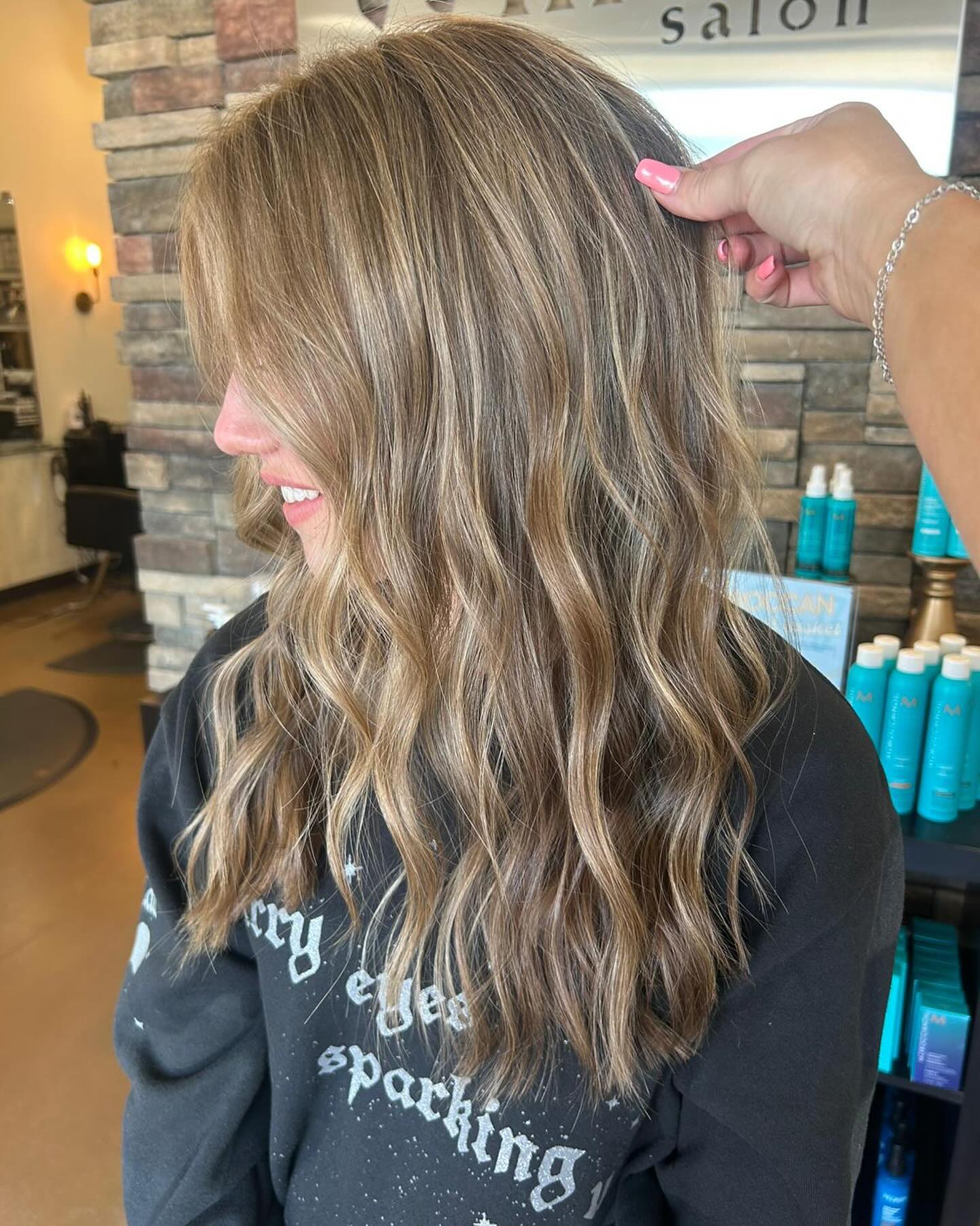 Golden hour vibes, but make it hair. Soft waves + sunkissed strands = magic.
Cut + color by, Shelby 💕
@shelbystarbeauty
#FreshColor #BeachyWaves #HairGoals #BlondeBalayage #SalonGlowUp #EffortlessBeauty #WillowSalonVibes