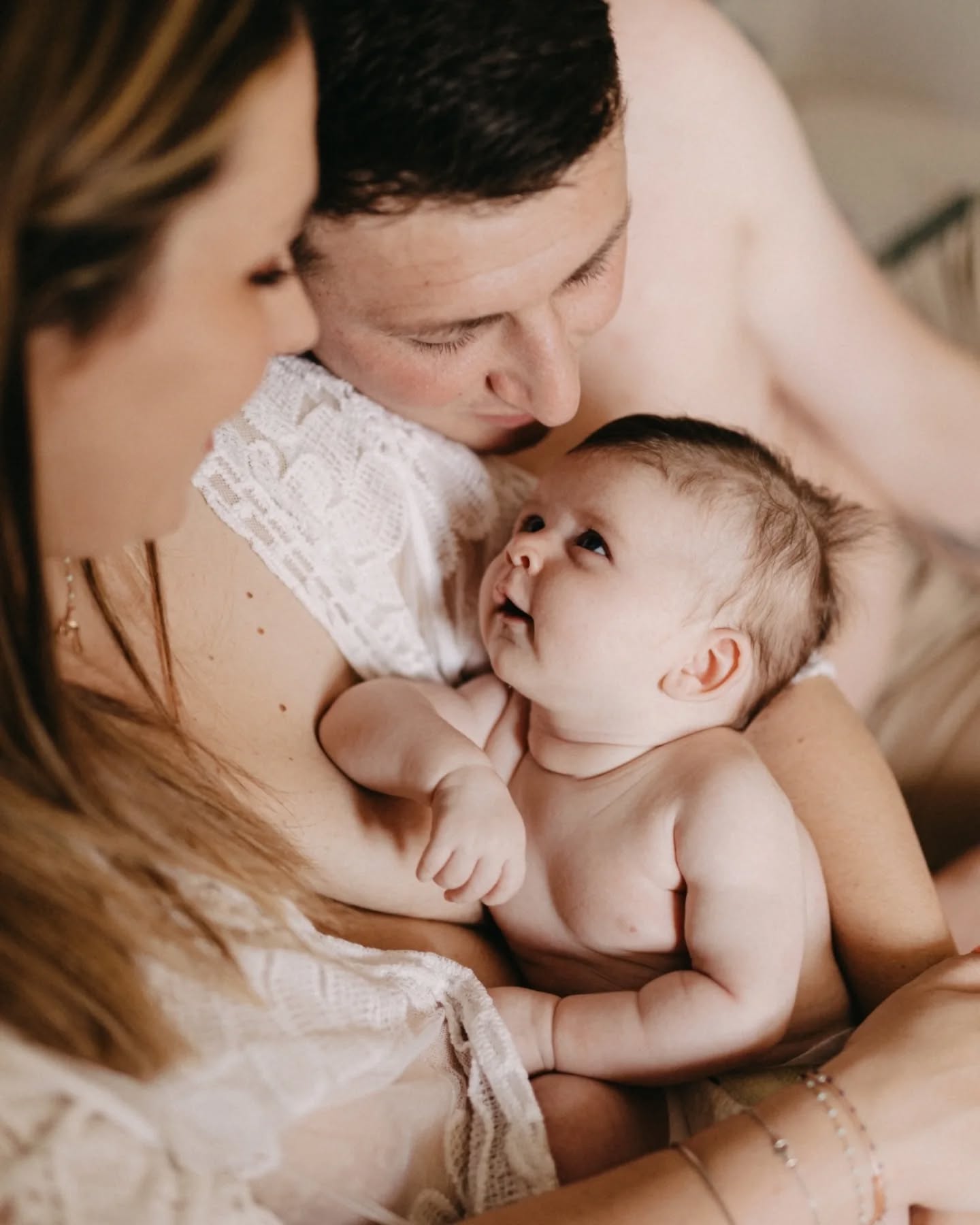 La dernière fois en faisant le tri dans mes dossiers je suis retombée sur cette session naissance qui m'avait marquée à l'époque, par l'intensité des regards de ces deux petites, la complicité qui se créée déjà entre sœurs tout en cherchant sa nouvelle place, la douceur des gestes et la tendresse immense des parents 💗 Aujourd'hui elles ont bien grandi et il me tarde de retrouver cette famille d'amour pour leur mariage cette année 🥹
C'était un matin, il faisait beau, il y avait le peau à peau et l'allaitement et les câlins groupés, dans leur jolie maison où on entendait les rires, la joie, et derrière la fatigue et les nouveaux repères à chercher, il y avait avant tout la sensation d'être au complet 🌷
#photographeprovence #photographenaissance #photographebébé #newbornphotography #familysession #belovedstories #authenticlovestories #Sisters #aixenprovencephotographer #photographefamille #familyphotographer #eyemamaproject #photographeluberon #luberonphotographer #skintoskin #brestfeeding #brestfeedingmom