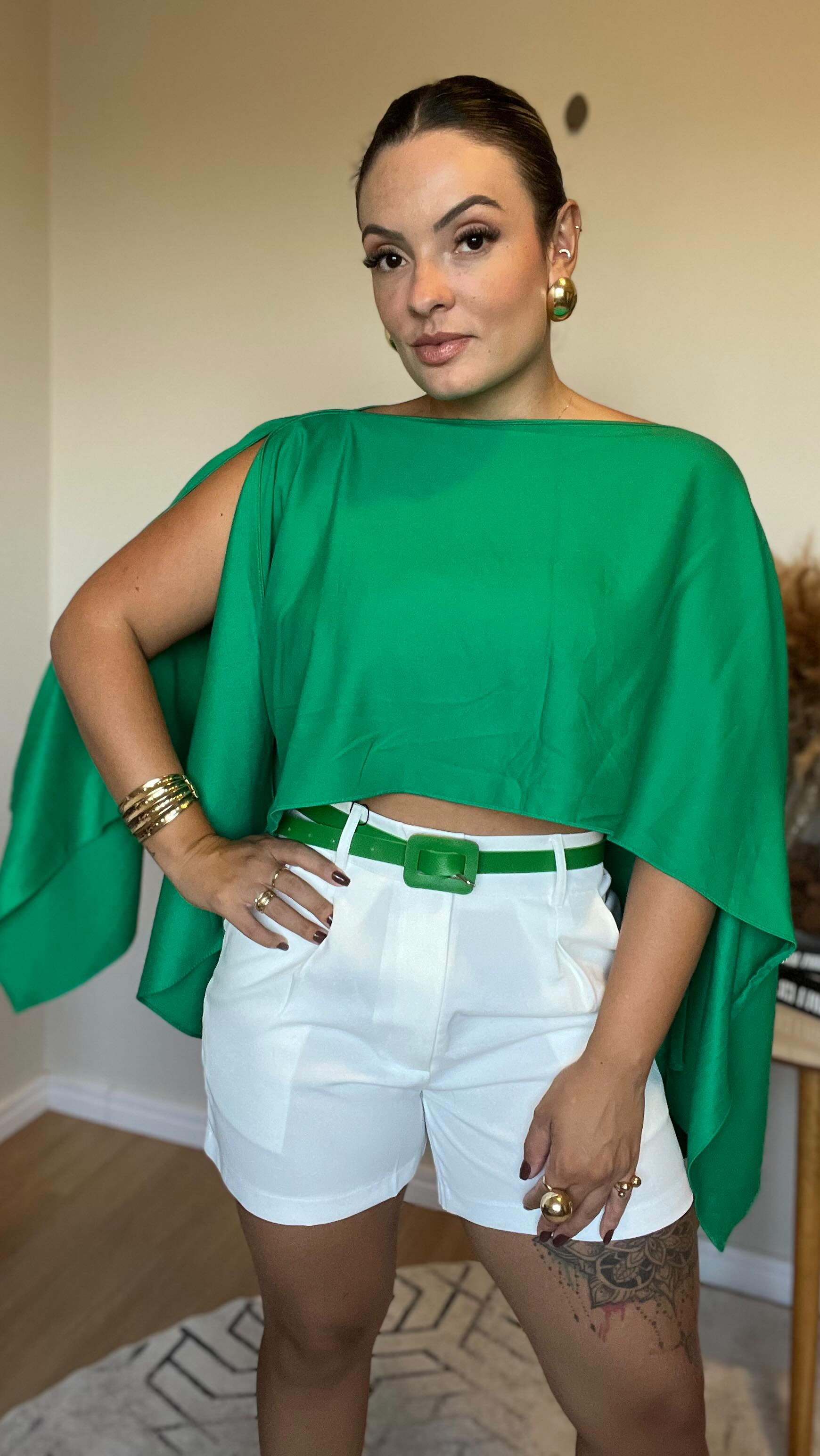 Look elegante e cheio de personalidade!
A blusa verde com corte assimétrico + o short branco de alfaiataria com cinto são a escolha ideal para brilhar com conforto e estilo em todos os dias 🤍💚✨
Disponível agora no site!
Compre online em http://www.vastore.com.br ou fale com a gente no direct!
#lookdodia #modafeminina #alfaiatariachique #blusaverde #shortbranco #elegante #estilocompersonalidade #reelsdemoda #vendasonline #moda2025 #tendencia #viral