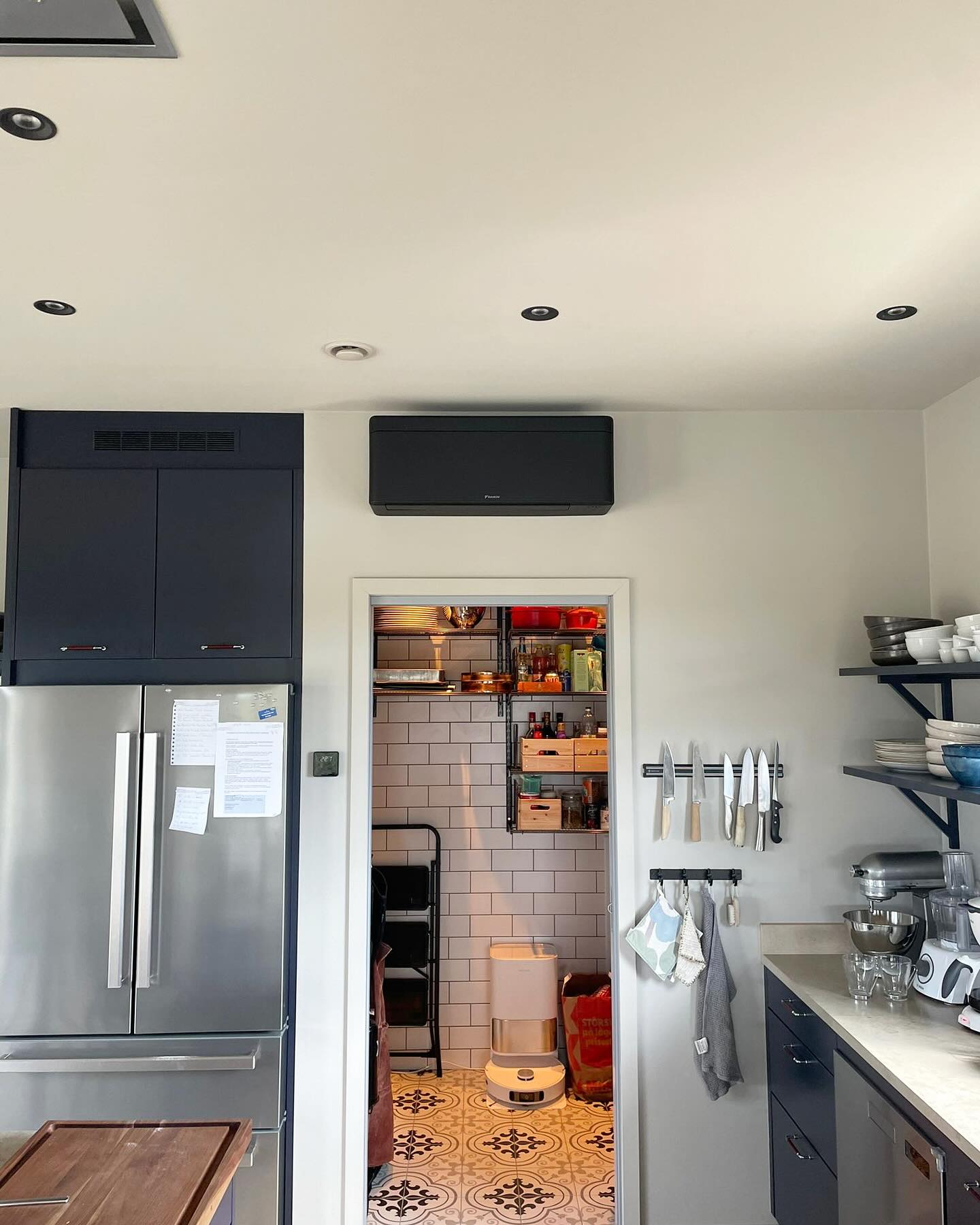 Idag började vi dagen med två stycken Daikin Stylish XTH30 med svart innedel👌🏻 Ännu en kund som kan se fram emot en varm sommar och svalt inomhusklimat🙏🏻
Är du också intresserad av att veta vilken lösning som passar ditt hem bäst?☘️
Boka ett kostnadsfritt hembesök🙏🏻
📞 08-7685577
✉️ Kontakt@bmekyl.se