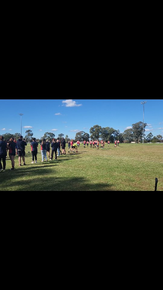 Game Day / Family Day / Sponsors Day...it was all happening @mightydubbodemons today! Karina was busy strapping shoulders, knees, ankles, wrists along with warm up and cool down micro treatments.
Great seeing so many locals out supporting their AFL team.
Left early due to a bug deciding a head on impact into my eye was a fun way to finish it's life! My eye isn't happy either 😕
#sportsmassagedubbo #athleterecovery #remedialmassagedubbo #supportlocalteams #eyesore