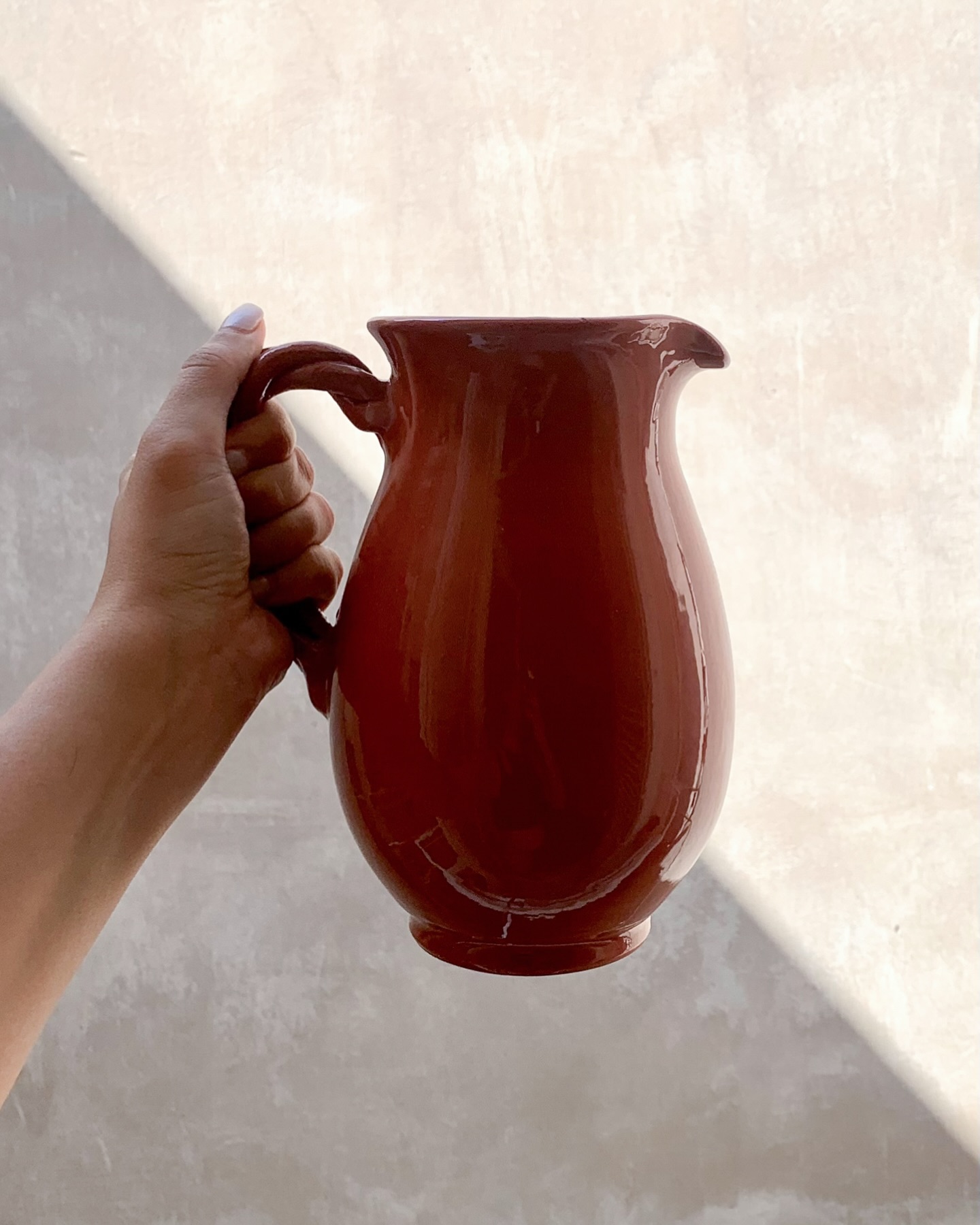 Sofia Jug
Traditional craftsmanship brought to life with a modern twist. Handmade, unique, and timeless!
#HouseOfFenia #HOF #HandmadeCeramics #Ceramics #RedClay #TimelessDesign #CraftedWithLove #Artisan #ClassicElegance #CeramicArt #Design #MadeInAthens #MadeInGreece #Craftsmanship #Athens #Greece #Berlin #Shop #ShopSmall #Shopping #HomeDecor