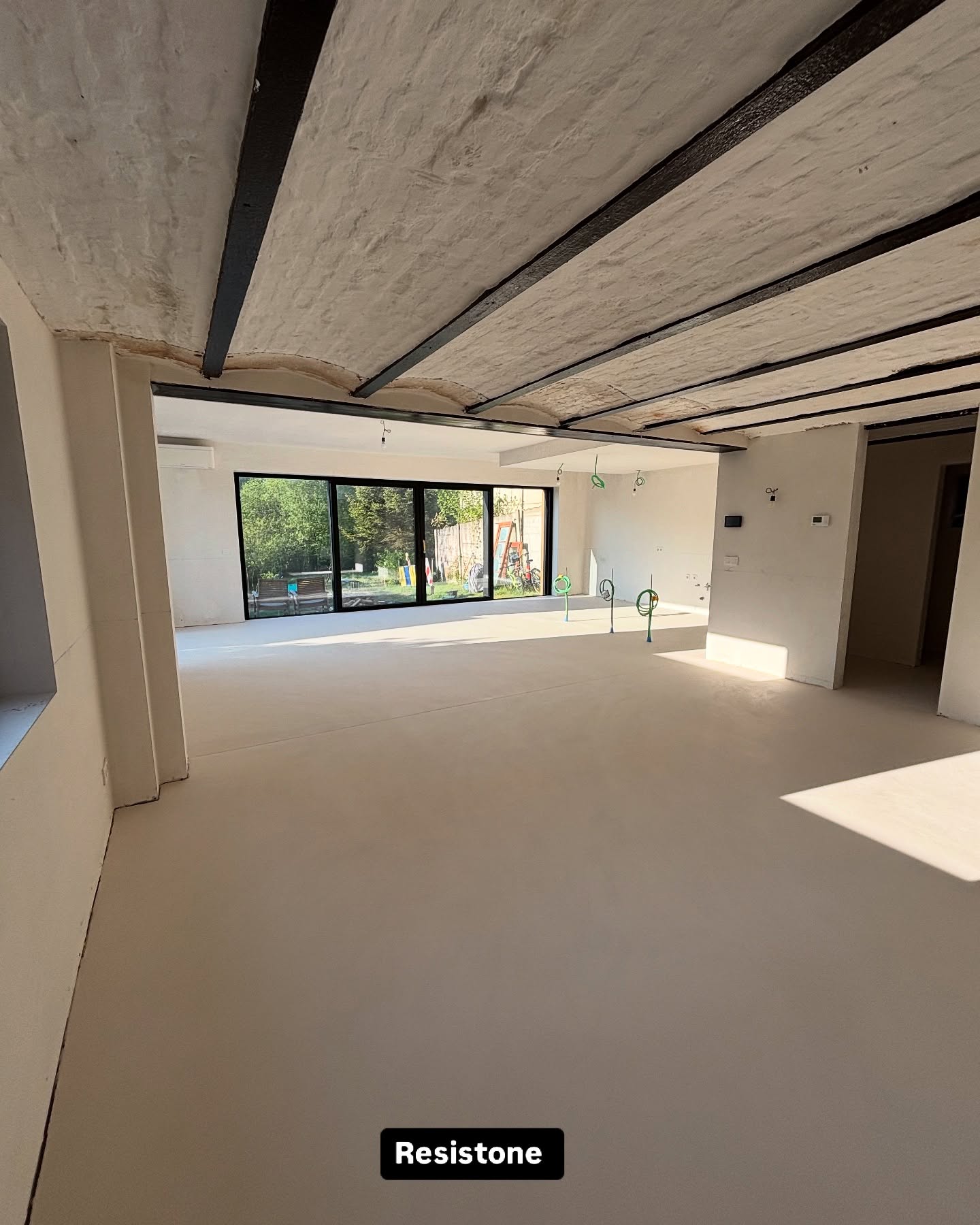 Renovatieproject met Resistone Microcement – Blanco Puro
Voor dit renovatieproject kozen we voor Resistone microcement in de kleur Blanco Puro – een heldere, neutrale tint die rust en ruimte brengt in het interieur. Dankzij de fijne textuur en egale kleurtint krijgt het oppervlak een subtiele, natuurlijke uitstraling die naadloos aansluit bij zowel moderne als tijdloze woonstijlen.
Het microcement werd volledig met de hand en op ambachtelijke wijze aangebracht. Deze zorgvuldige werkwijze zorgt voor een uniek resultaat: elk oppervlak heeft een eigen karakter, met een zachte beweging en een levendig maar ingetogen patroon.
Een elegant alternatief voor traditionele afwerkingen, met oog voor detail en vakmanschap.
#renovatiewerken #vloereninspiratie #vloerenleggen #vloerideeën #gıetvloeren