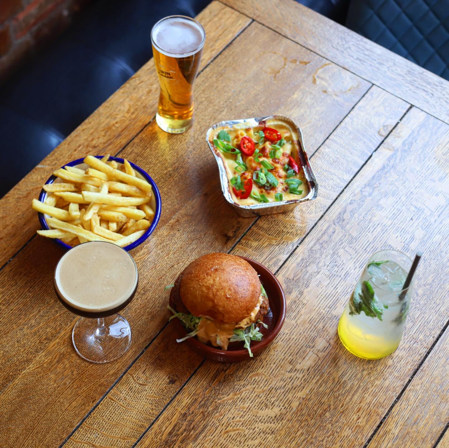HUNGRY? 😋
Treat yourself this weekend with us at The Golden Lion, we have cocktails, beer and more, plus @rackcityribs serving up their delicious food all weekend.
#pub #camden #londonpub #drinks #food #bbq