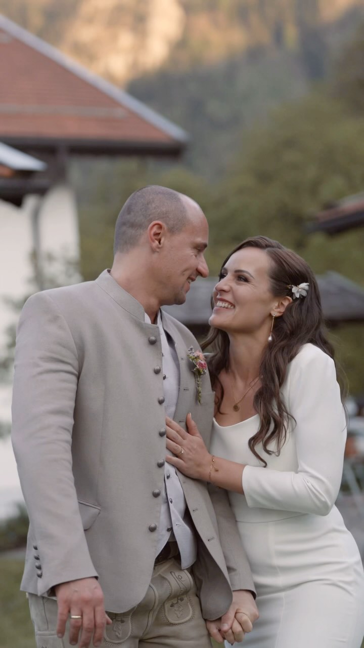 t h e s e m o m e n t s 🤍
Was für tolle Momente das auf dieser wundervollen Hochzeit waren! Eine unfassbare Energie, eine tobende Party, Blicke, die alles sagen, ein letzter Tanz – danke für diesen großartigen Tag🤍
#weddingband #weddingmusic #love #weddingdress #hochzeitsplanermünchen #hochzeitsreportage #wedding #videography #weddingfilm #love #moments #catchingmoments #weddingtrailer #hochzeitsvideo #hochzeitsinspiration #weddingmoments
📽️ @_catching.moments_