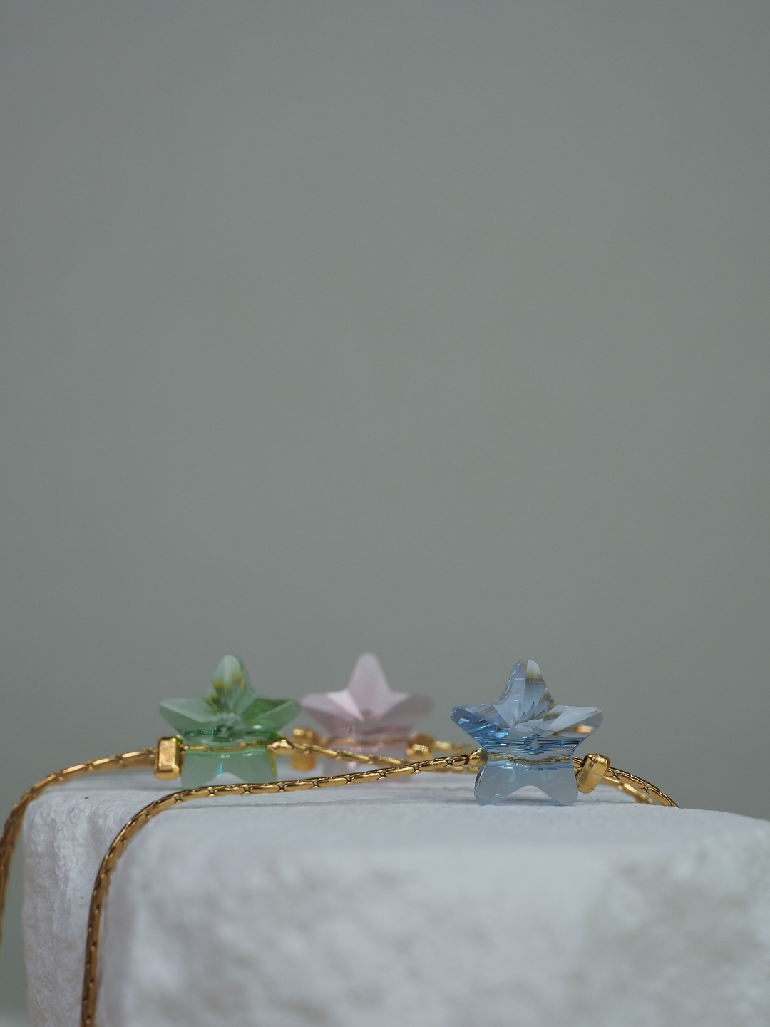 Disse krystall ⭐️ene har vært en fast den av kolleksjonen gjennom mange år. Det startet med en stjerne i campagne-farge, og har senere kommet til blant annet i nydelige vårfarger som disse 🍬 Disse er solide bestselgere gjennom mange år og er en sikker vinner om du trenger en gave 💝
Krystallene produseres i Østerrike og er av svært god kvalitet.