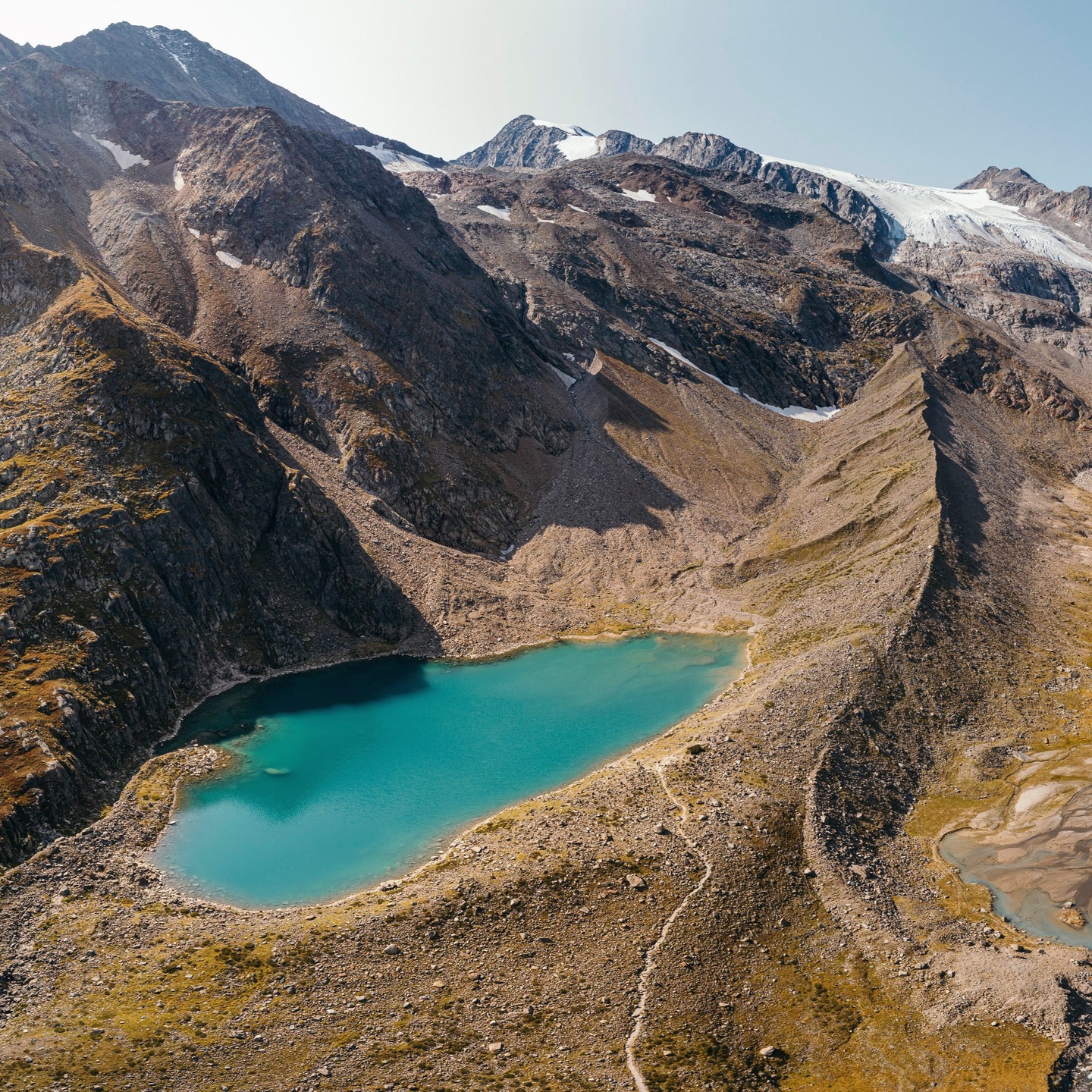 Gletscherwasser in seiner schönsten Form – die Blaue Lacke im Stubaital. Ein Naturjuwel. #blauelacke #stubaital #wildewasserweg #tirolnatur #bergseenliebe #alpenjuwel #wanderlust #naturpur #lärchenlodge #tirolentdecken #hochalpineträume