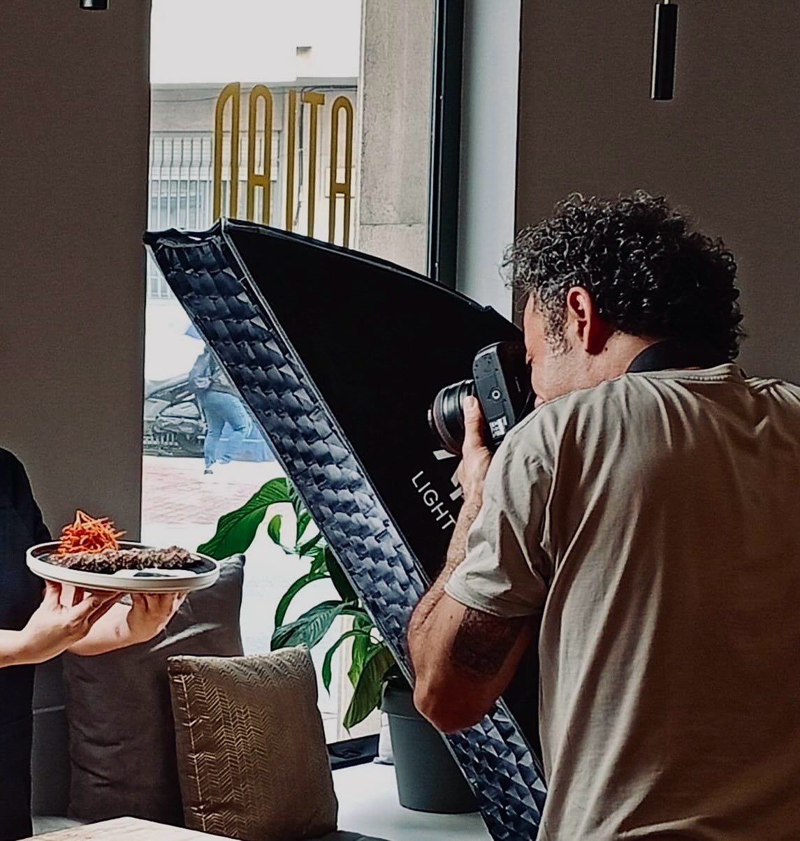 Gràcies @marquitus_reixach per la teva col·laboració amb la sessió de fotos al nostre restaurant.
Gràcies a la teva participació, hem aconseguit capturar l’essència de la nostra proposta i l’ambient únic que volem compartir amb tothom.
Molt aviat publicarem algunes de les fotos a les nostres xarxes socials!
Ha estat un plaer comptar amb tu i esperem poder col·laborar plegats novament ben aviat!
#sessiofotografica #atlansbd #gastronomía #cuinaambarrels #cuinacreativa