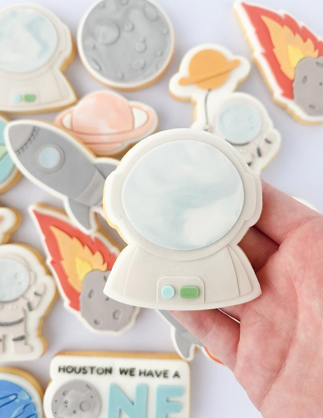 In love with this space set @creationsbyemma_au created using some of our new space collection ☄️🚀🌑
#stampedbyel #cookiestamps #cookieembossers #cookiedebossers #cookiesupplies #sugarcookiesupplies #fondantcookies #smallbusiness #shopsmallbusiness #alburywodongabusiness #bakingsupplies