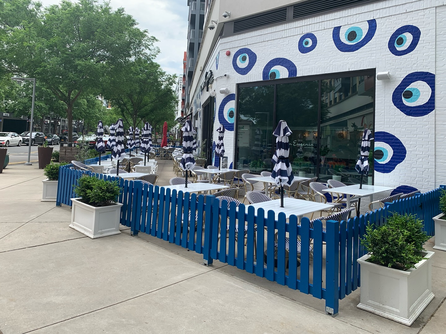 Don’t wanna jinx it, but the forecast looks SUNNY this Saturday and Sunday so we went ahead and opened up the outdoor patios in Mosaic and Shirlington for online reservations this Mother’s Day weekend! Hit up our website, look us up on OpenTable or just Google the closest OME to you and lock up a table already, wear your sunglasses and we’ll be happy to crank open an sunbrella for you! ☀️