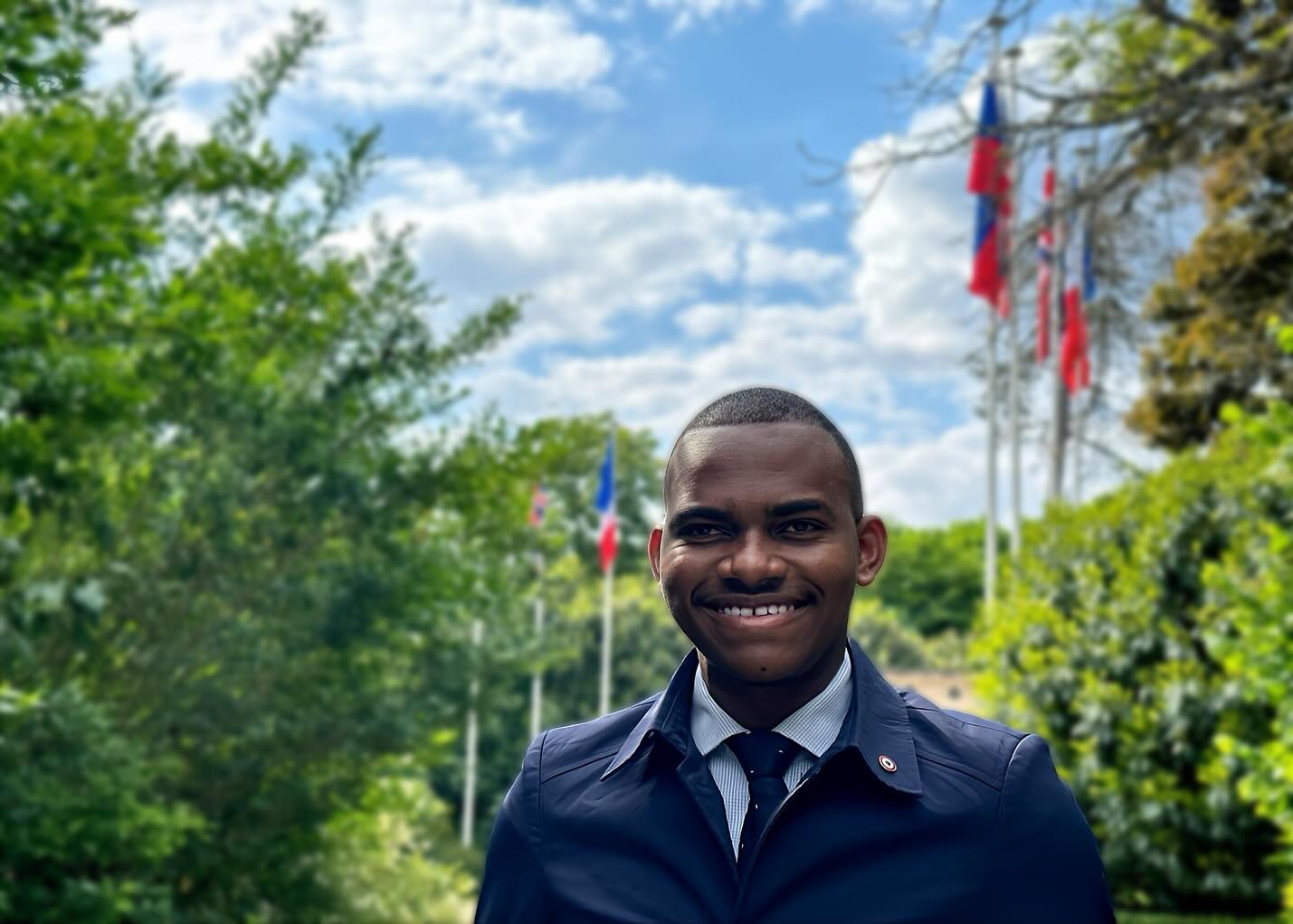 En ce 8 mai, je me suis rendu sur l’esplanade du Domaine national, puis devant le monument aux morts de Saint-Germain-en-Laye, pour commémorer le 80e anniversaire de la victoire du 8 mai 1945.
En ce jour, je rends hommage à nos #soldats, à nos #résistants, à nos #alliés, ainsi qu’à tous ceux qui ont contribué à vaincre l’ennemi, qu’ils aient été militaires ou civils, français ou étrangers.
À l’heure où l’Histoire vacille dans certaines mémoires, où les valeurs républicaines sont parfois contestées jusque dans leur fondement, il est essentiel de rappeler que la #liberté, la #paix et la #démocratie sont des avancées fragiles, jamais définitivement acquises, toujours à protéger.
Le 8 mai n’est pas qu’un souvenir, c’est un appel. 🇫🇷