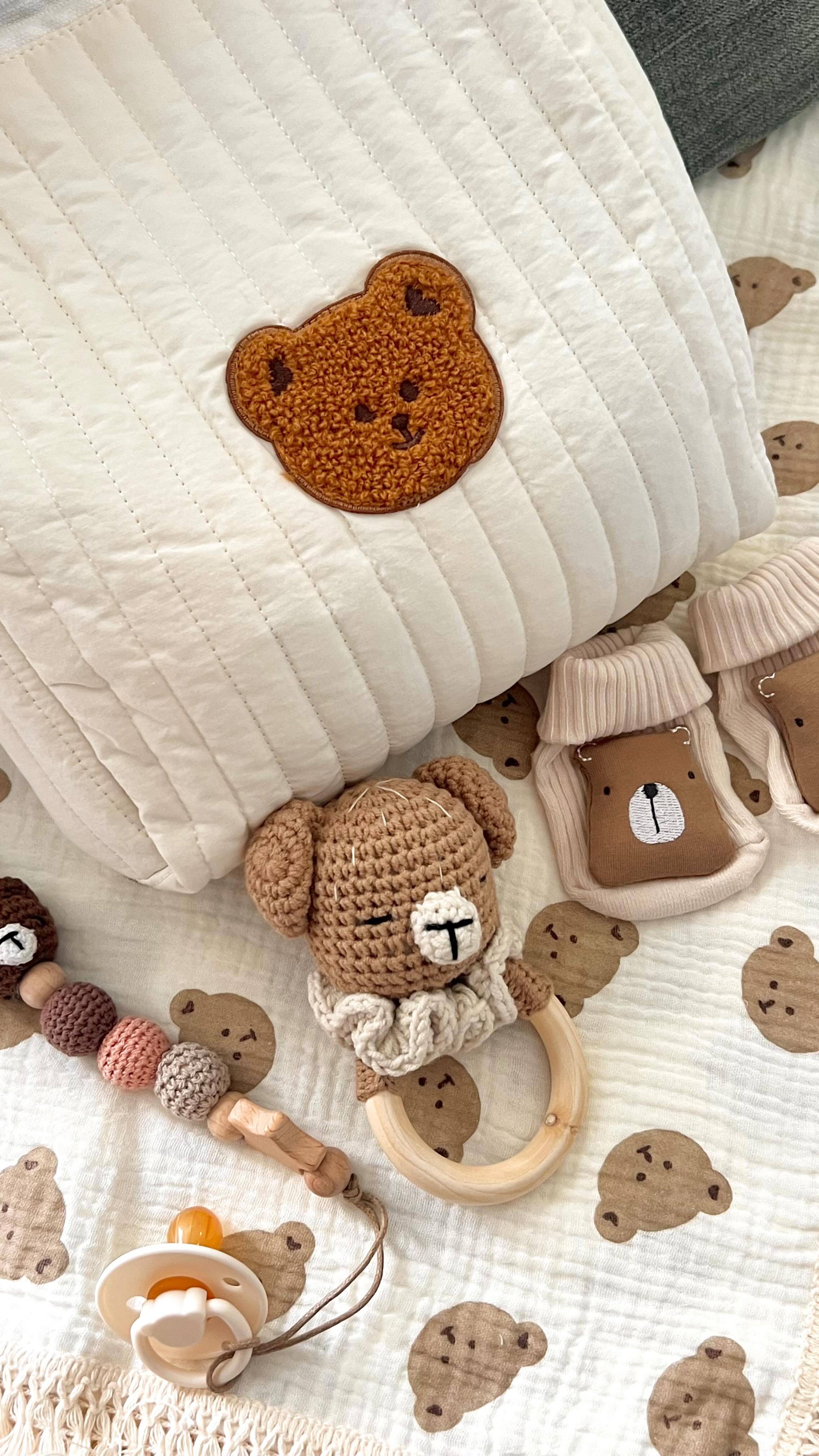 🧸Kit de Regalo Ositos 🎁
Un detalle que abraza desde el primer momento 🫶🏻
Pensado con amor para ese bebé que está por llegar, y para esa nueva mamá que ya lo ama con todo su corazón 💓
✨ El Kit incluye todo lo esencial para acompañar sus primeros días:
🧸 Portachupón + chupón
🔔 Sonaja tejida
🧦 Calcetines suaves
🎒 Bolsita de osito práctica para paseo
*Puedes complementar tu kit con nuestra muselina y/o más productos de nuestra Colección de Ositos
Puedes adquirirlos en nuestra tienda en línea👇🏻
🛒www.kailu.mx
o escríbenos por DM para conseguir el tuyo 💌
#KailúBaby #KitDeTernura #RegaloParaMamá #MaternidadConAmor #BebéEnCamino #DetallesConAmor #RegaloPerfecto