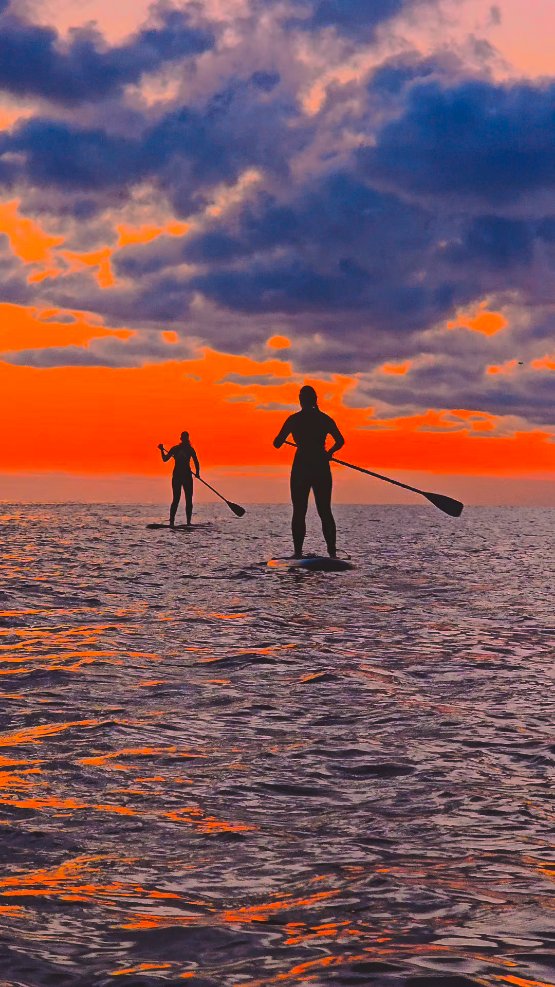 No sabemos cómo explicarlo,
pero cada temporada tiene sus colores, su luz, su perfume.
El agua ya no es tan fría.
Es más transparente.
Y al salir, notamos en los pies
que la arena está más fría que el mar.
Los amaneceres cambian de tono.
Y sí… se siente.
La buena temporada está llegando.
¿La vas a vivir en el agua, con nosotros,
o desde la orilla?
#sunrisepaddlesurf #eswellbarcelona #barcelonabeach #amanecerbarcelona #paddlesurfexperience #springvibes #martranquilo #costabarcelona #livethemoment