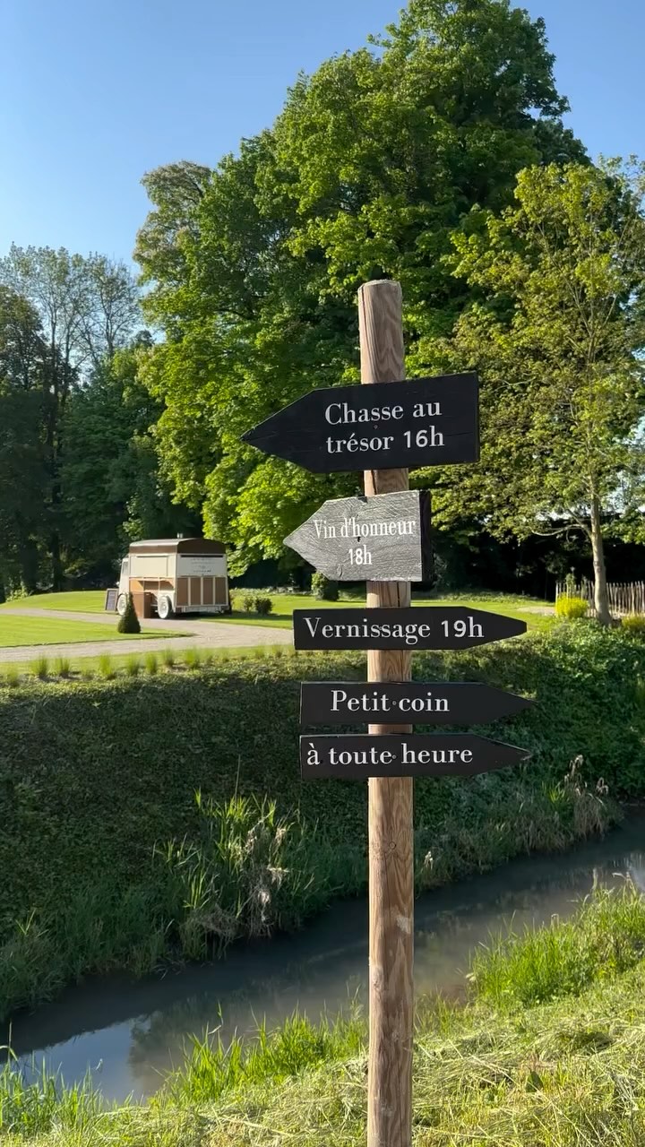 Je déclare la saison des mariages 2025 au domaine lancée avec le mariage de Laurène & Julien !
Et la reprise d’une vidéo pour chaque mariage (si j’arrive à m’y tenir 🫣!)
Quel magnifique week-end pour eux :
Une météo parfaite, des invités adorables, des activités et animations incroyables encore jamais vues sur le domaine !
Concert privé sous la tente le vendredi soir, chasse au trésor, vernissage, groupe de musique pour le samedi soir, dégustation de thés et animation tir à l’arc le dimanche.
Laurène et Julien ont su tirer profit de chaque espace que propose le domaine.
Dîner le vendredi sous la tente stretch, accueil des convives au jardin des lilas avec bonbonnes d’eau fraîche au fruits, chasse au trésor sur tout le domaine, vin d’honneur dans les jardins à la française, dîner dans l’orangerie, brunch dans le parc et tir à l’arc dans la forêt.
Nos amis Pauline et Simon d’@enbinome se sont occupés de leur concocter un super vin d’honneur et un délicieux brunch.
Quentin @wildcookvaugency a cuisiné le dîner du samedi soir. Au menu, poulets cajuns, plats de côtes de bœuf, rattes du Touquet et sucrines grillées, curry vert de légumes au lait de coco et son quinoa, fromages rôtis à la bière et au thym et ananas rôtis infusés au jus d’orange, citron vert, menthe et mangue fraîche.
Le tout cuisiné sur feu vif, wild cook oblige 🔥🔥!!
Les scouts @compasd_accord ont proposé de super activités aux enfants du mariage et ont pris soin d’eux toute la soirée, un grand merci à eux !
Les jolies fleurs de Mathilde @fermelesmessicoles ont apporté de la poésie avec de jolis tons violets.
Margerie @iletaitunefemme_chalons s’est occupée des coiffures de la mariée et de ses proches.
Pauline @ainsi_soit_elle_ pour la mise en beauté 💚
Les mariés avaient choisis de faire appel à un groupe de super musiciens SyBer’nOtes pour leur soirée du samedi, ambiance garantie !
Un magnifique week-end qui lance la saison et nous donne déjà envie de découvrir le prochain 😍
.
.
.
.
#domainedevaugency #mariage2025 #mariagenature