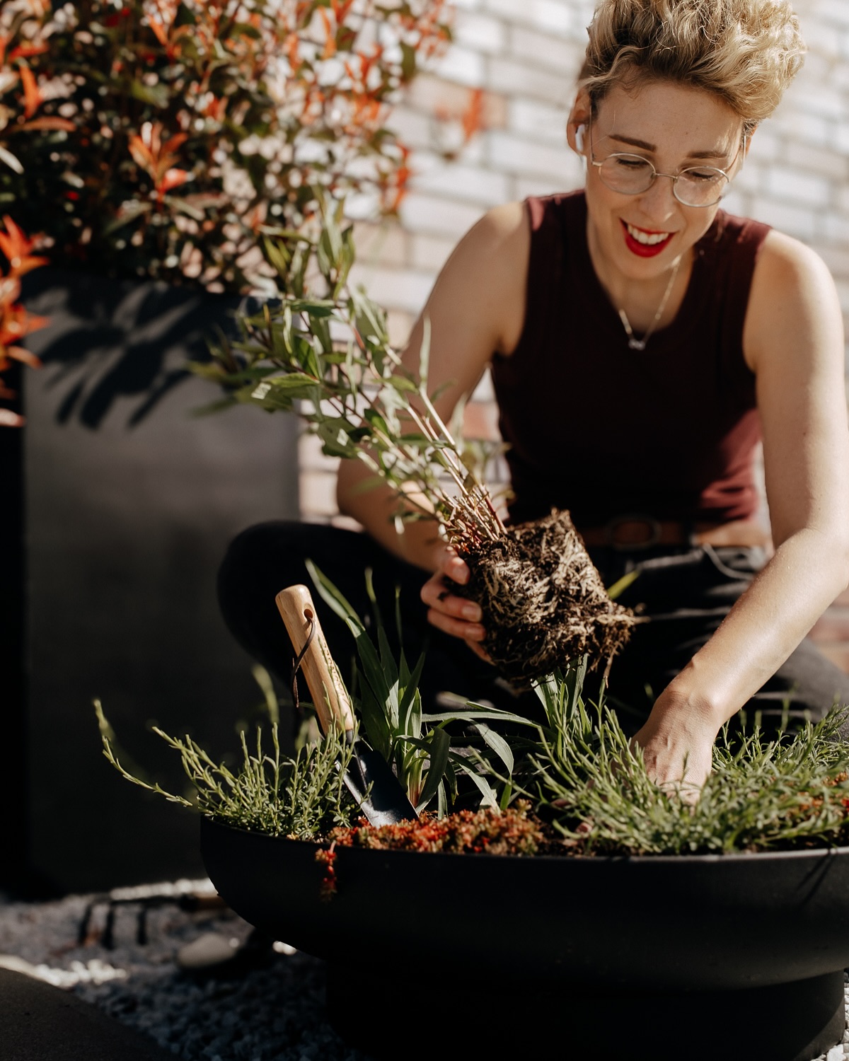 🪴🔥Feuerschale mal anders - sommerliche Bepflanzung
Statt Feuer gibts bald Sommer, Farbe und Leben in meiner Feuerschale 😍
Ich habe sie bepflanzt mit
💚 Flammenblume
💚 Mannstreu
💚 Heide-Nelke
💚 Rotmoos-Mauerpfeffer
Alles pflegeleicht, trockenheitsverträglich und einfach wunderschön! Die Bienen freuen sich hier übrigens auch 🐝
Ich bin gespannt wie es blühend aussieht und halte euch natürlich auf dem Laufenden 😍
Wie gefällt sie euch jetzt schon? Vielleicht euch für eure Terrasse oder Balkon was?
Edit: Als Hinweis: natürlich müsst ihr in die Feuerschale Löcher bohren zum Wasserabfluss 💦
#feuerschale #sommerbepflanzung #diygarten #pflanzenliebe #bienenfreundlich #gartenideen #terrassenglück #exteriordecor #gartendeko