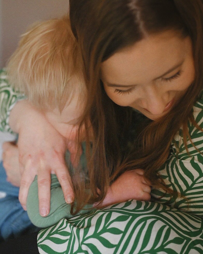 Äitiys..
on asia, joka on kasvattanut mua eniten tässä elämässä.
on haastanut ja koetellut mua.
on tuonut mukanaan suurinta onnea ja saanut mut tuntemaan sellaista kiitollisuutta, jota en ole aiemmin mistään tuntenut.
on asia, jota en pidä lainkaan itsestäänselvyytenä.
on merkityksellisintä, mitä mun elämässä on koskaan tapahtunut.
on pyöräyttänyt mun arvomaailman uusiksi ja on saanut mut ymmärtämään millaisilla asioilla ei lopulta ole niin suurta merkitystä.
on jotakin sellaista, josta välillä itseäni kovasti arvostelen vaikka tiedänkin tekeväni aina parhaani.
on mulle tärkeintä mun elämässä.
Äitienpäivänä oman äitiyteni lisäksi olen kiitollinen omasta äidistäni ja isoäidistäni. Olen kiitollinen siitä, että meidän pojalla on huolehtivat ja rakastavat isoäidit ja myös yli 90-vuotias Iso-Mummi, jonka kanssa heillä on ihan omat jutut. Äitienpäivä tuntuu samaan aikaan neljättä kertaa myös haikealta, sillä tämä on neljäs äitienpäivä ilman mun Mummoa.
Hyvää äitienpäivää kaikille äideille. Ja halaus teille, joille tämä päivä on raskas syystä tai toisesta. ❤️