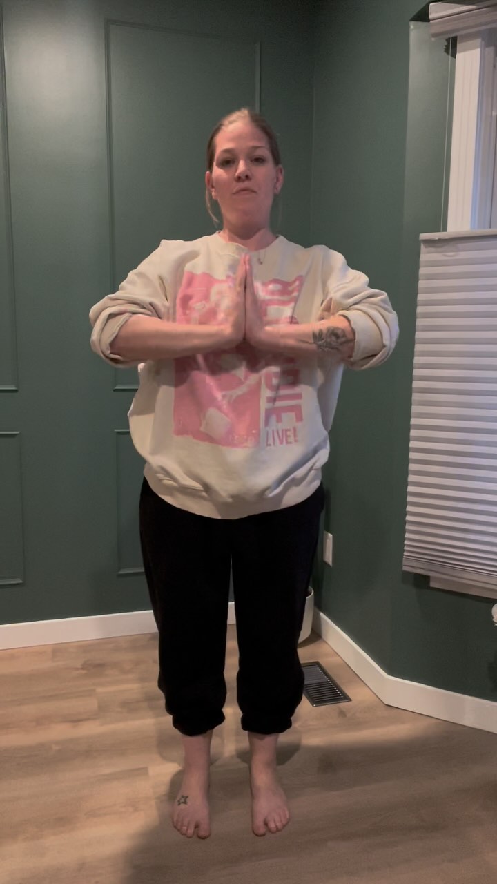 Gifts to your future self ✨ Taking a few moments out to do a full body stretch each day can make a huge difference in how feel over time.
Do you stretch daily?
Try some or all of these this week and see how your body feels.
🌿Diaphragmatic breathing
🌿Neck stretches
🌿Rocking on your feet - planting toes to engage feet & deep core muscles.
🌿 Forward bending with alternating knee bends
🌿 Raised arm stretches/ forward folds (if comfortable)
🌿Cross body arm stretches