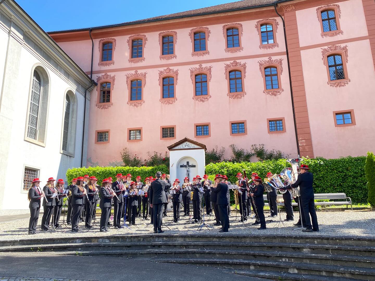 Wir wünschen allen einen tollen Muttertag!🥰
Wir durften den heutigen Gottesdienst in der Pfarrkirche Hitzkirch und den anschliessenden Apero musikalisch umrahmen. Herzlichen Dank allen Zuhörer/-innen für den Besuch! 🫶🏼
#hmh #harmoniemusikhitzkirchertal #muttertag #gottesdienst #apero #happymothersday