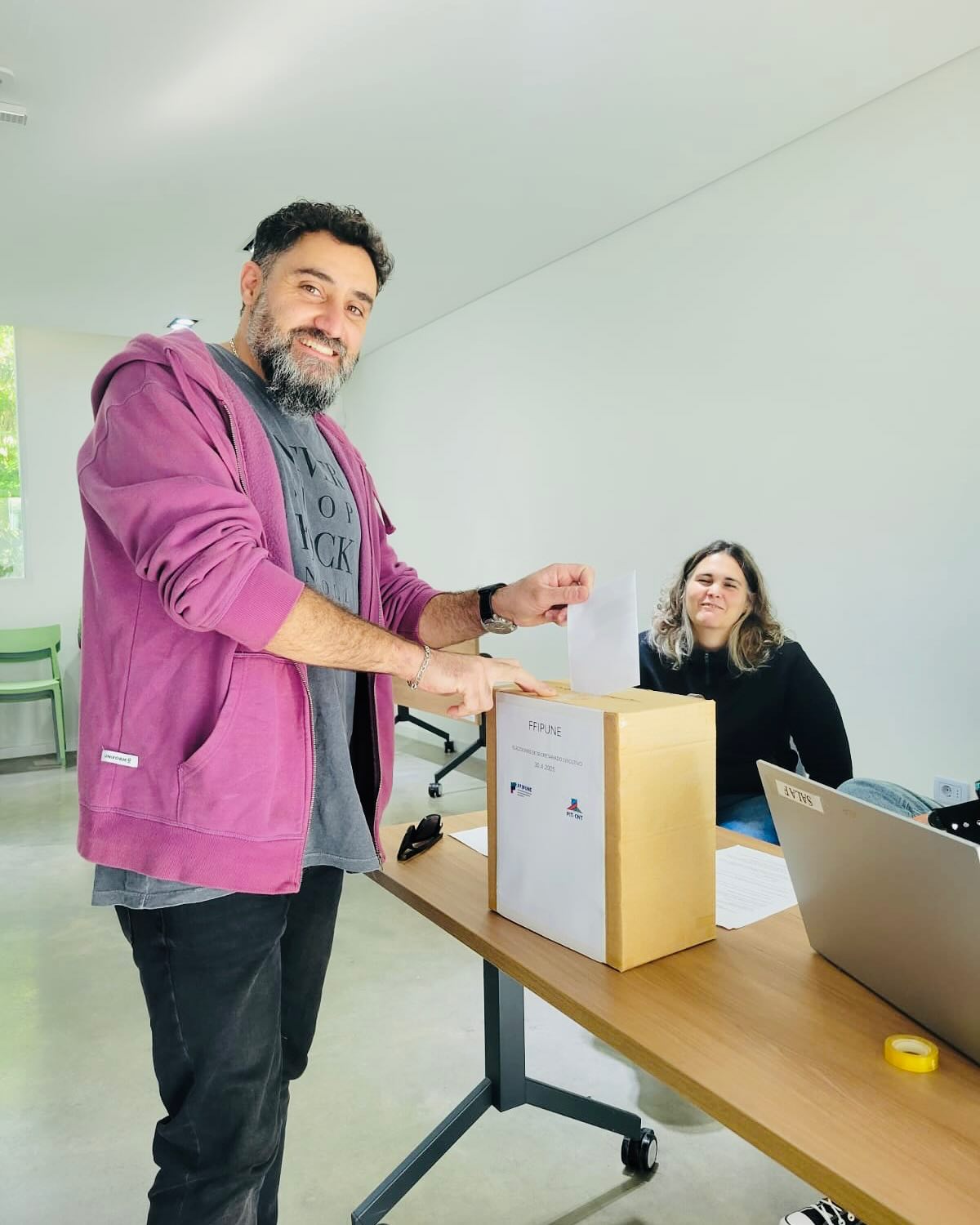 El pasado miércoles 30 de abril se llevaron adelante las elecciones de las y los nuevos integrantes del Secretariado Ejecutivo de nuestra Federación.
Esta instancia no obligatoria contó con una altísima tasa de participación de los sindicatos que integran FFIPUNE.
El nuevo secretariado estará integrado por:
- Silvia Robaina (AFU-CHLCC)
- Guadalupe Goyeneche (AFINEED)
- Bruno Madalena (AFUANDE)
- Pablo Lazo (SINEFOP)
- Agustín Rava (AFUL)
- Irvin Rodriguez (FEFUINIA)
Agradecemos a las compañeras y compañeras por asumir este nuevo desafío y a todos los sindicatos que participaron de la instancia electoral.
#construyeFFIPUNE