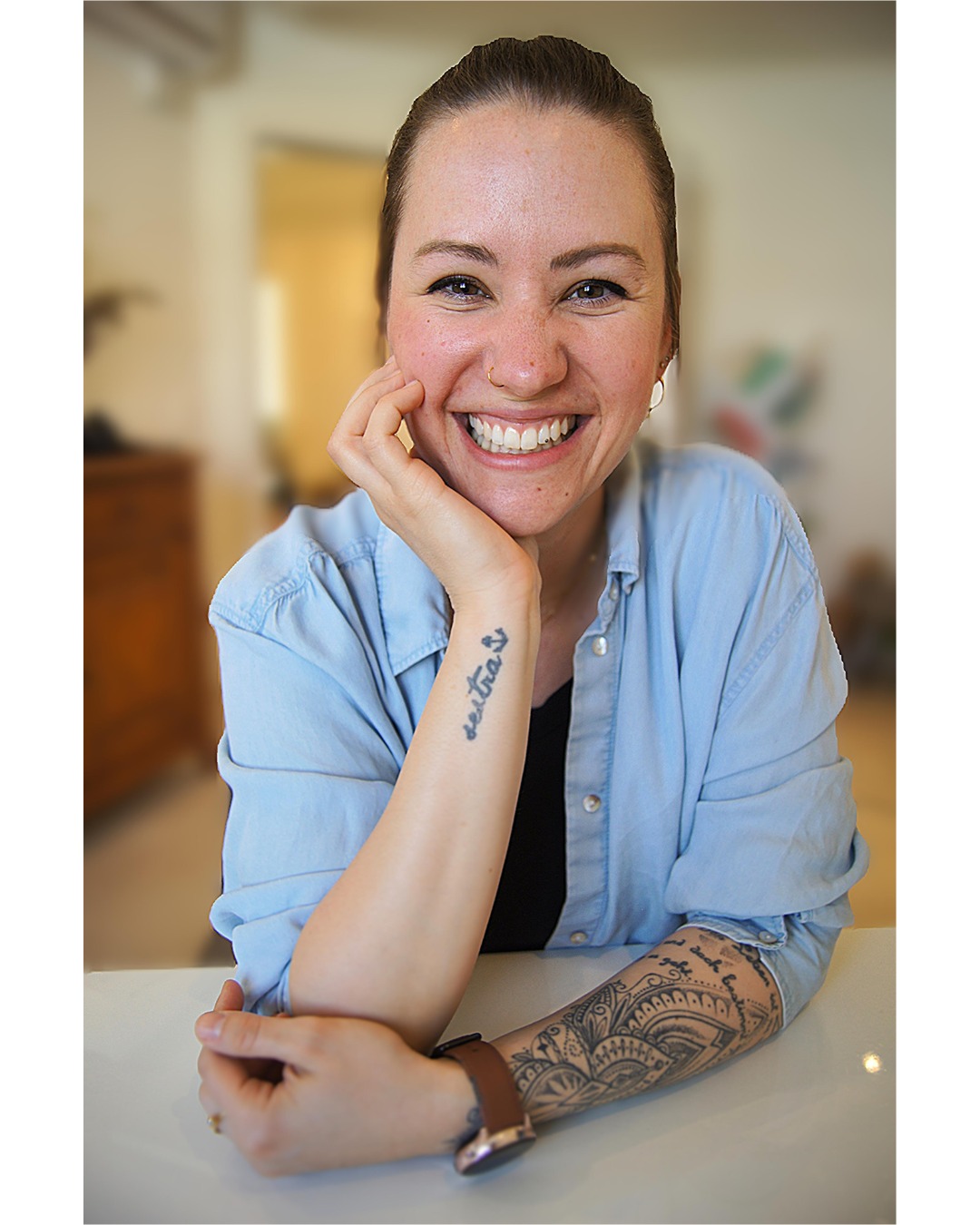 Hei, ich bin Nadja Jezdik -
Naturheilpraktikerin TCM Akupunktur und TuiNa, Ernährungstherapeutin, Mykotherapeutin für Mensch & Tier, Phytotherapeutin (westlich), Bachblütentherapeutin und psychosoziale Beraterin i.A.
Klingt nach viel? Ist es auch - aber vor allem bin ich jemand, der zuhört, mitdenkt und mitfühlt.
Es ist mir ein grosses Anliegen, Menschen ganzheitlich zu behandeln. Denn nur durch eine umfassende Betrachtung des gesamten Wohlbefindens können wir langfristige Gesundheit und nachhaltige Erfolge erzielen.
Ich glaube an ehrliche Begleitung auf Augenhöhe und daran, dass Lachen manchmal genauso wichtig ist wie Kräuter, Nadeln oder Pilze.
📍Aarau
#Naturheilkunde #TCM #Heilpraktikerin #Ernährungstherapie #Mykotherapie #Phytotherapie #Bachblüten #PsychosozialeBeratung #MenschUndTier #Naturheilpraxis #Aarau #IntegrativeMedizin #NadjaJezdik #MitHerzUndHumor #naturheilkunde #akupunktur #schweiz #alternativemedizin #therapiehund #liebezumberuf