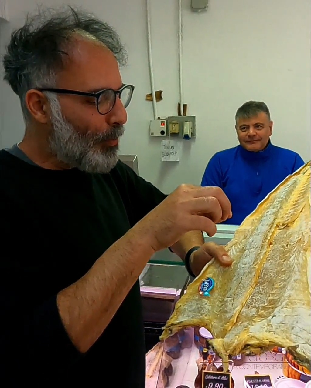 𝑷𝒓𝒆𝒑𝒂𝒓𝒂𝒕𝒆𝒗𝒊 𝒑𝒆𝒓 𝒖𝒏 𝒊𝒏𝒄𝒐𝒏𝒕𝒓𝒐 𝒆𝒑𝒊𝒄𝒐 𝒅𝒊 𝒔𝒂𝒑𝒐𝒓𝒊!
🐟 𝐼𝑙 𝑛𝑜𝑠𝑡𝑟𝑜 𝑐ℎ𝑒𝑓 ℎ𝑎 𝑓𝑎𝑡𝑡𝑜 𝑣𝑖𝑠𝑖𝑡𝑎 𝑎𝑙 𝑅𝑒 𝑑𝑒𝑙 𝐵𝑎𝑐𝑐𝑎𝑙𝑎̀ 𝑝𝑒𝑟 𝑠𝑒𝑙𝑒𝑧𝑖𝑜𝑛𝑎𝑟𝑒 𝑖𝑙 𝑚𝑒𝑔𝑙𝑖𝑜 𝑝𝑒𝑟 𝑣𝑜𝑖. 𝐷𝑎𝑙 12 𝑎𝑙 18 𝑚𝑎𝑔𝑔𝑖𝑜, 𝑖𝑙 𝑏𝑎𝑐𝑐𝑎𝑙𝑎̀ 𝑠𝑎𝑟𝑎̀ 𝑝𝑟𝑜𝑡𝑎𝑔𝑜𝑛𝑖𝑠𝑡𝑎 𝑑𝑎 𝑀𝑎𝑠𝑡𝑟𝑜 𝐺𝑖𝑜𝑟𝑔𝑖𝑜 𝐹𝑟𝑎𝑠𝑐ℎ𝑒𝑡𝑡𝑎 𝐶𝑜𝑛𝑡𝑒𝑚𝑝𝑜𝑟𝑎𝑛𝑒𝑎!
🍷 𝑀𝑎 𝑖𝑙 𝑐𝑢𝑙𝑚𝑖𝑛𝑒 𝑠𝑎𝑟𝑎̀ 𝑉𝐸𝑁𝐸𝑅𝐷𝐼̀ 16 𝑀𝐴𝐺𝐺𝐼𝑂 𝑎𝑙𝑙𝑒 20:30 𝑐𝑜𝑛 "𝑈𝑛 𝑀𝑎𝑟𝑒 𝑑𝑖 𝑆𝑎𝑝𝑜𝑟𝑖 𝐼𝑛𝑐𝑜𝑛𝑡𝑟𝑎 𝑙𝑎 𝑇𝑒𝑟𝑟𝑎 𝑉𝑢𝑙𝑐𝑎𝑛𝑖𝑐𝑎!", 𝑢𝑛𝑎 𝑠𝑒𝑟𝑎𝑡𝑎 𝑠𝑝𝑒𝑐𝑖𝑎𝑙𝑒 𝑖𝑛 𝑐𝑜𝑙𝑙𝑎𝑏𝑜𝑟𝑎𝑧𝑖𝑜𝑛𝑒 𝑐𝑜𝑛 𝑙𝑎 𝑝𝑟𝑒𝑠𝑡𝑖𝑔𝑖𝑜𝑠𝑎 𝑐𝑎𝑛𝑡𝑖𝑛𝑎 𝑃𝑎𝑟𝑣𝑢𝑠 𝐴𝑔𝑒𝑟 𝑑𝑒𝑖 𝐶𝑎𝑠𝑡𝑒𝑙𝑙𝑖 𝑅𝑜𝑚𝑎𝑛𝑖. 𝑈𝑛 𝑚𝑒𝑛𝑢̀ 𝑑𝑒𝑔𝑢𝑠𝑡𝑎𝑧𝑖𝑜𝑛𝑒 𝑢𝑛𝑖𝑐𝑜 𝑣𝑖 𝑎𝑠𝑝𝑒𝑡𝑡𝑎, 𝑐𝑜𝑛 𝑎𝑏𝑏𝑖𝑛𝑎𝑚𝑒𝑛𝑡𝑖 𝑠𝑜𝑟𝑝𝑟𝑒𝑛𝑑𝑒𝑛𝑡𝑖 𝑡𝑟𝑎 𝑖 𝑛𝑜𝑠𝑡𝑟𝑖 𝑝𝑖𝑎𝑡𝑡𝑖 𝑑𝑖 𝑏𝑎𝑐𝑐𝑎𝑙𝑎̀ 𝑒 𝑖 𝑙𝑜𝑟𝑜 𝑣𝑖𝑛𝑖 𝑝𝑟𝑒𝑔𝑖𝑎𝑡𝑖.
📍 Via Alessandro Volta, 36, 00153 Roma RM, Italia
𝐏𝐞𝐫 𝐢𝐧𝐟𝐨𝐫𝐦𝐚𝐳𝐢𝐨𝐧𝐢 𝐞 𝐩𝐫𝐞𝐧𝐨𝐭𝐚𝐳𝐢𝐨𝐧𝐢:
🔗 Link in bio!
☎️ +39 06 574 1369
🌐 www.mastrogiorgio.eu
#MastroGiorgio #ReDelBaccala #ParvusAger #FraschettaContemporanea #Baccala #Stoccafisso #ViniLaziali #CastelliRomani #Degustazione #FoodEvent #RomaFood #CucinaRomana #AbbinamentiVino #FoodLovers #EatRoma