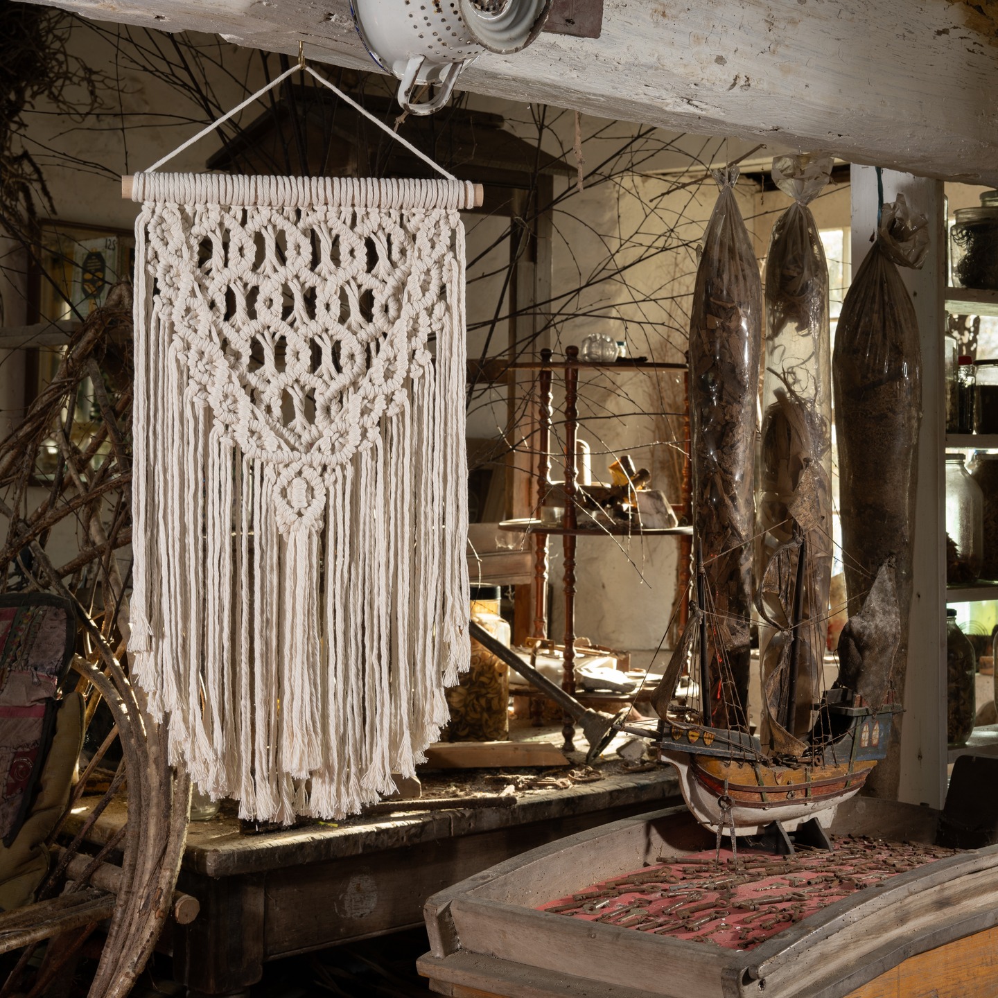 'Diamond Twirl' - Handmade traditional macrame wall hanging. Textural and buttery-soft with long flowing tassels in twisted chunky cotton cords. 730mm x 370mm
karenmorganart.com
info@karenmorganart
#textural #macrame #fibreart #macramewallhanging #interiordecor #lakedistrict